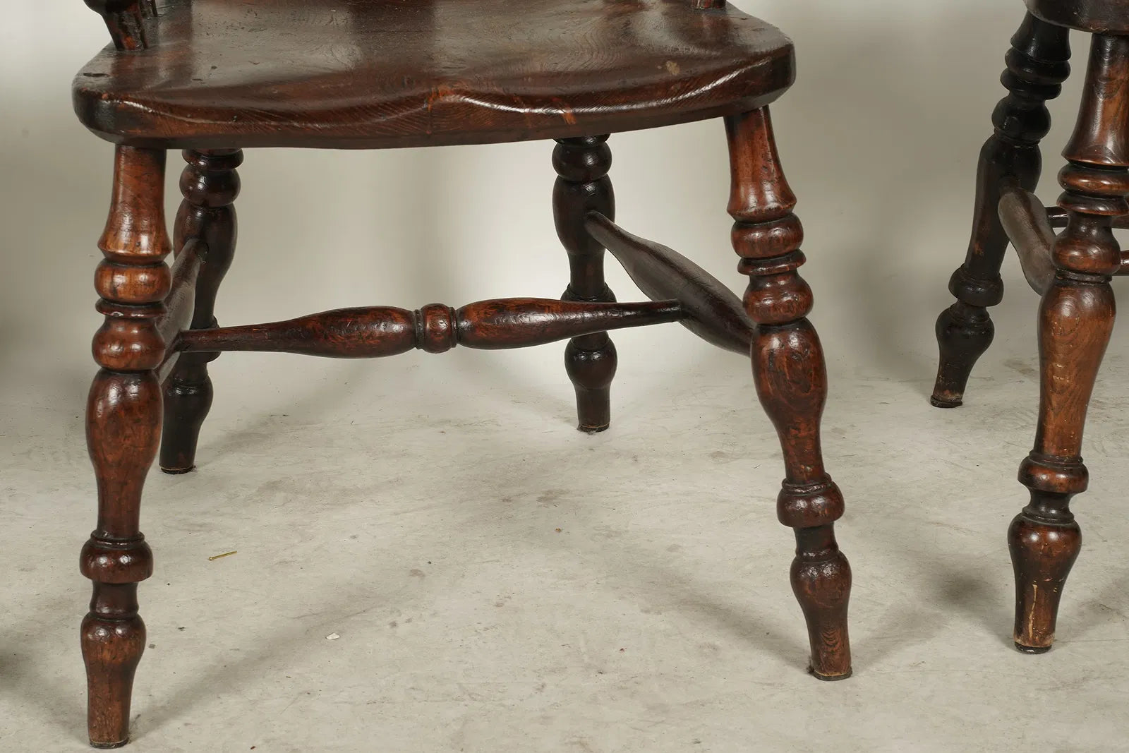 AF2-097: Antique Yew Wood & Elm American Sack Back Windsor Armchairs Set of Four Mid 19th Century