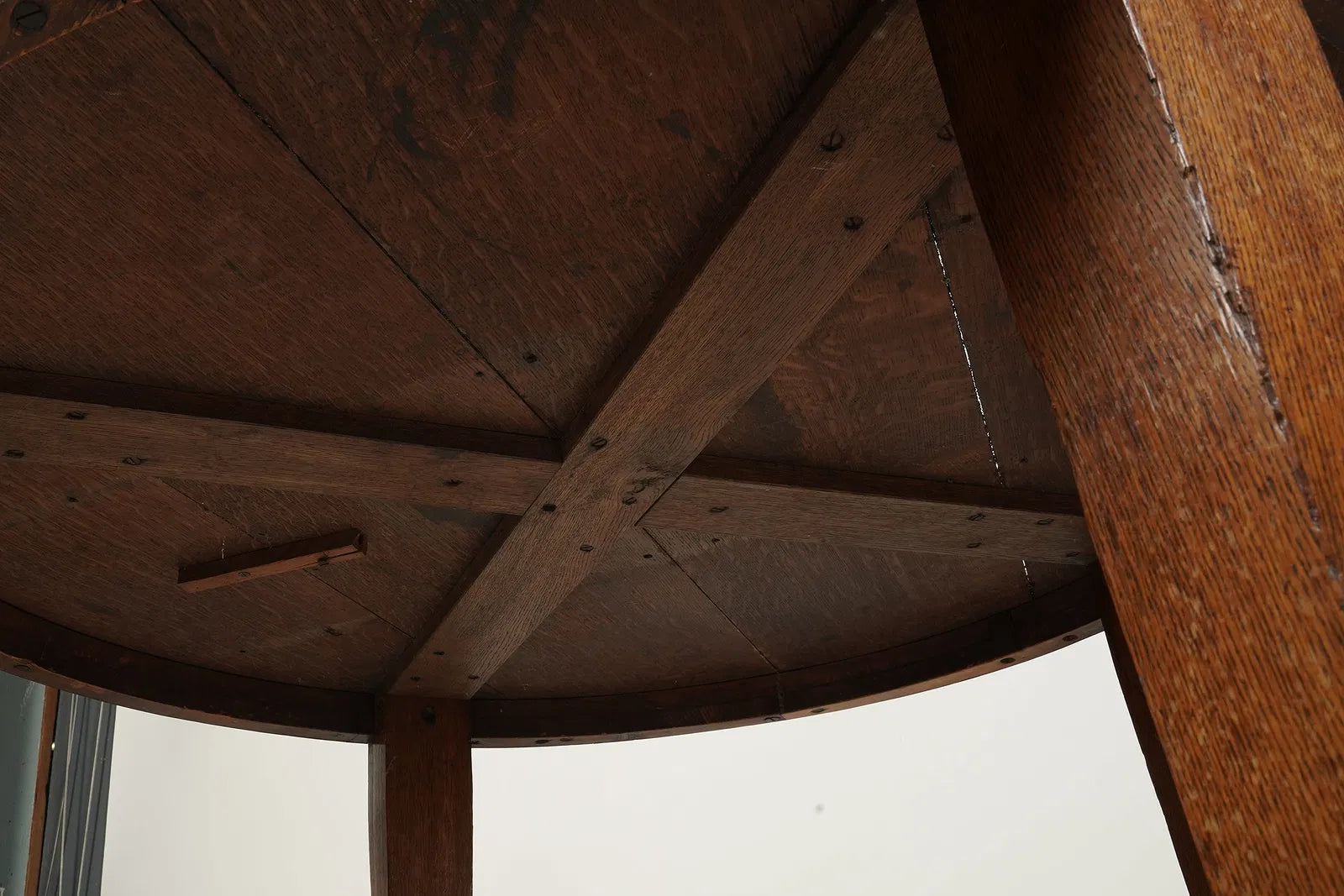 AF1-182: Antique Mission Arts & Crafts Round Quarter Sawn Oak Dining Table Early 20th Century