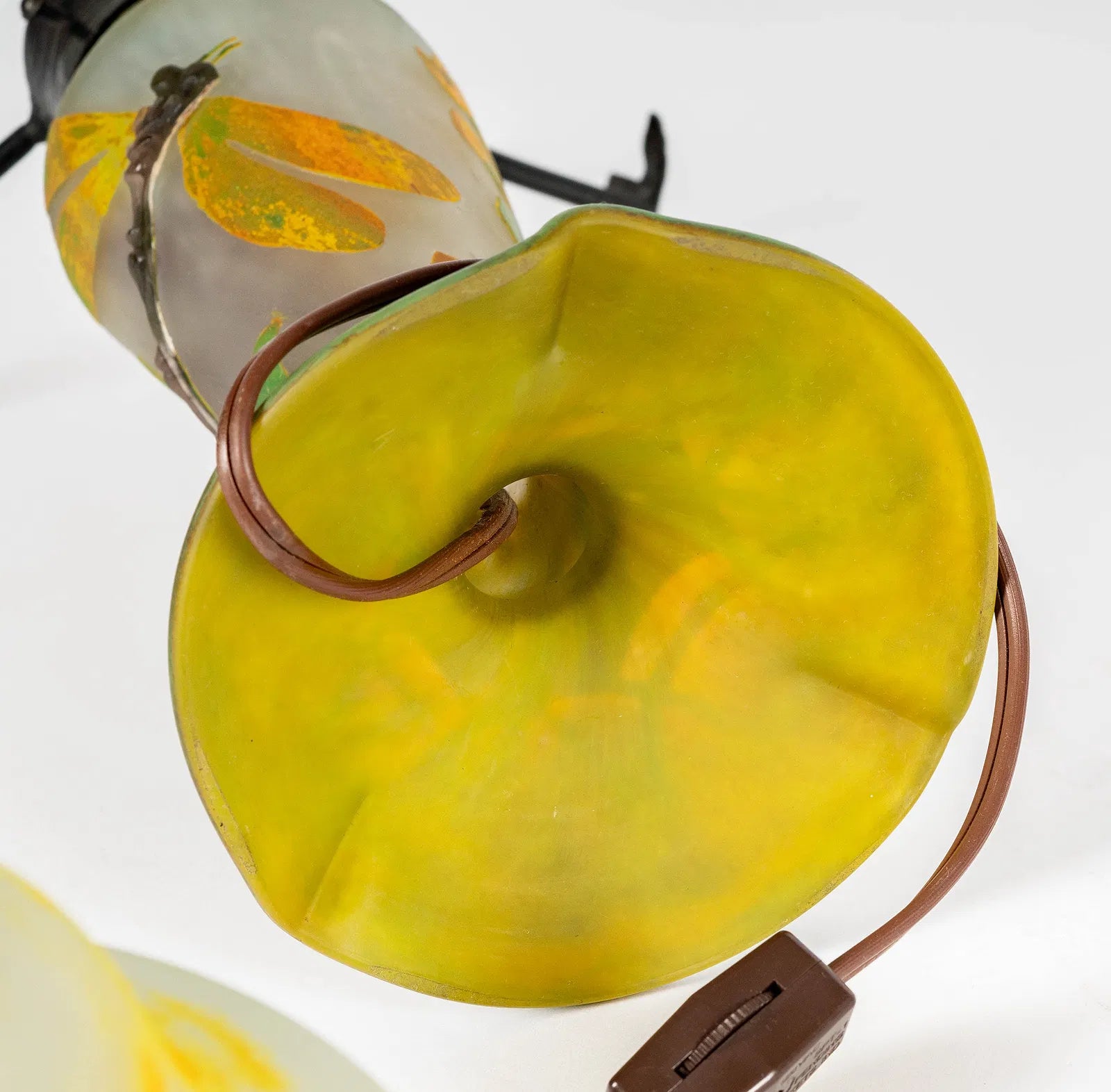 AL2-097: Modern Reproduction of Daum Nancy Art Nouveau Cameo Glass Lamp