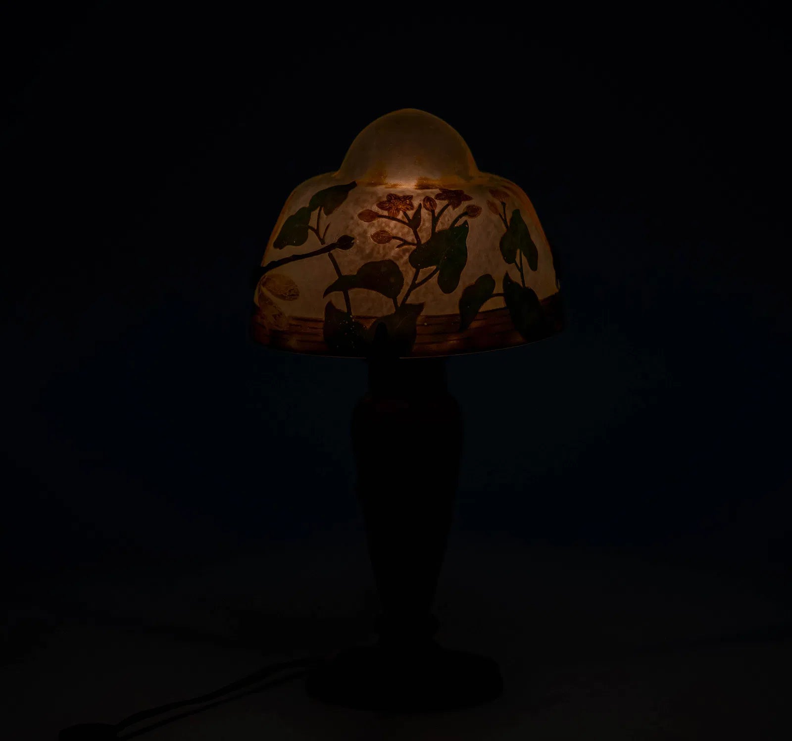 AL2-097: Modern Reproduction of Daum Nancy Art Nouveau Cameo Glass Lamp