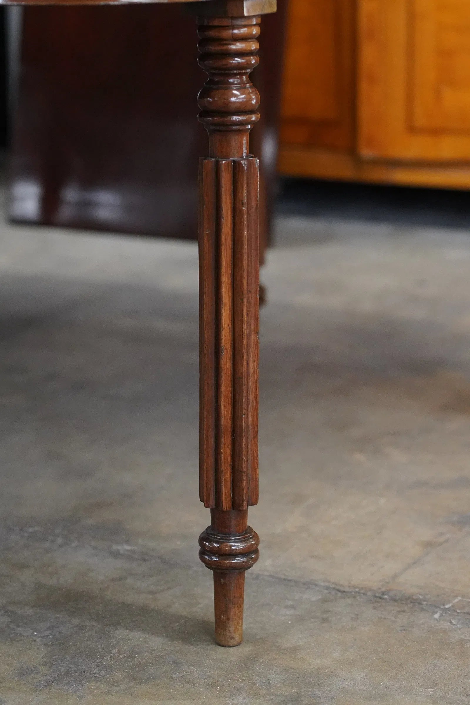 AF1-339: Antique American Federal Mahogany Banquet Dining Table