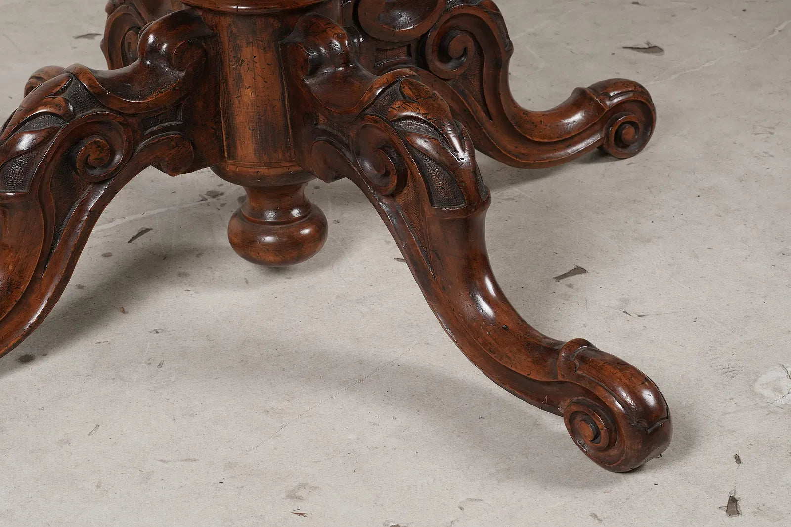 AF1-164:Antique English Victorian Carved Walnut Burl 48" Round Dining Table