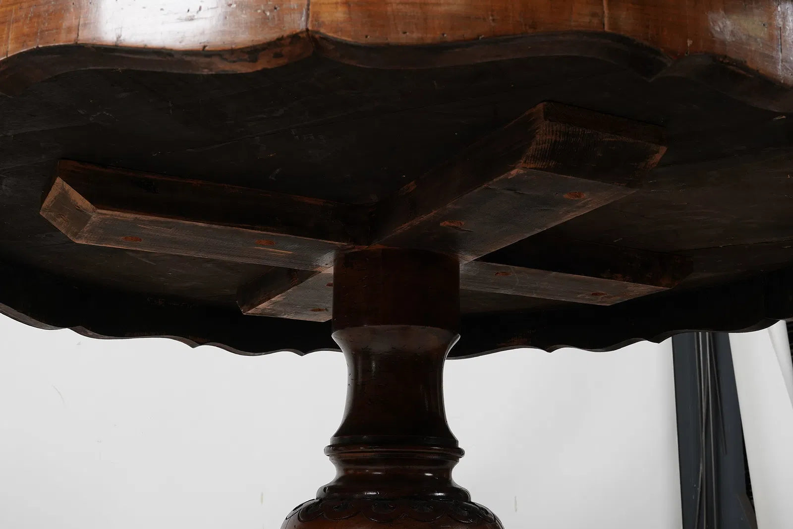 AF1-164:Antique English Victorian Carved Walnut Burl 48" Round Dining Table