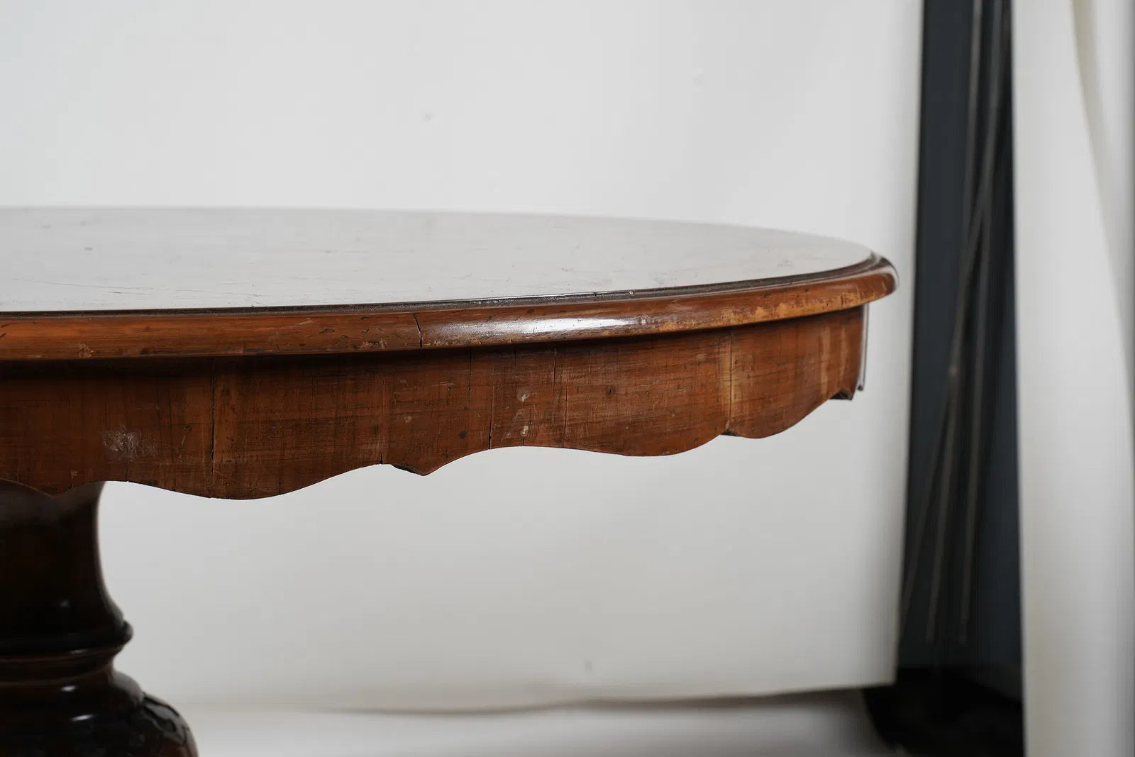 AF1-164:Antique English Victorian Carved Walnut Burl 48" Round Dining Table
