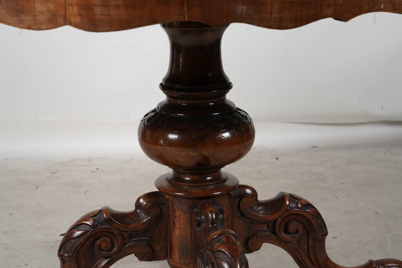 AF1-164:Antique English Victorian Carved Walnut Burl 48" Round Dining Table