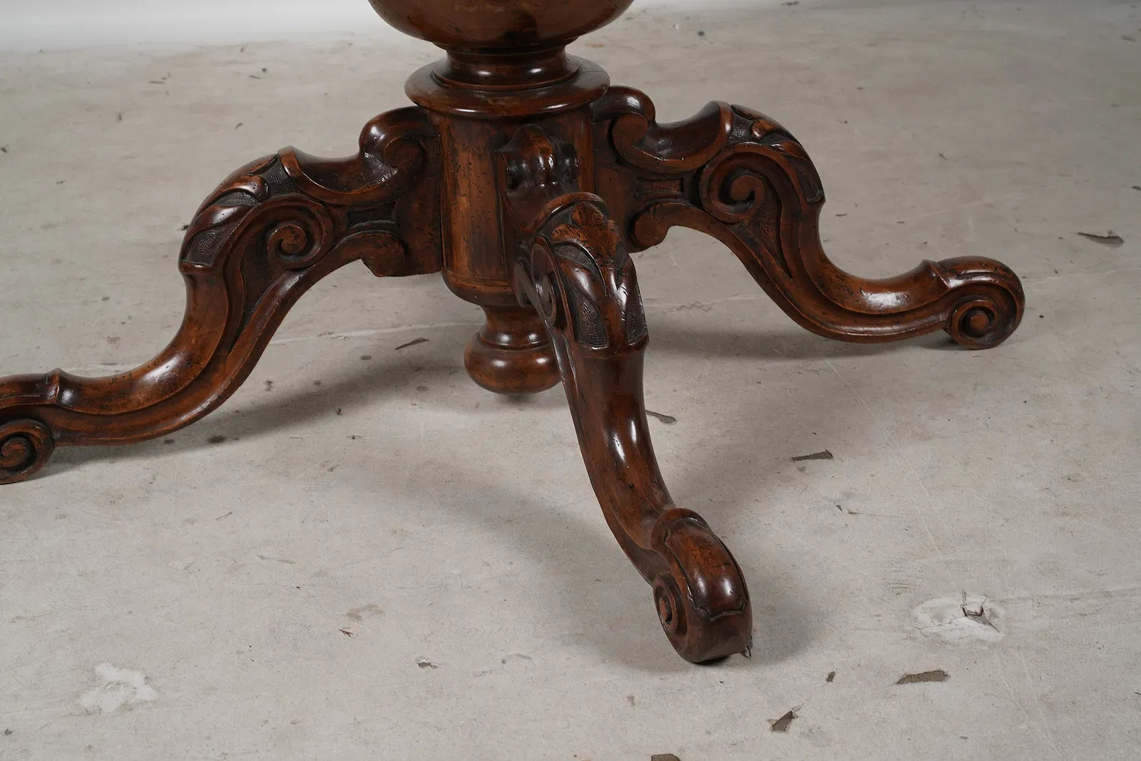 AF1-164:Antique English Victorian Carved Walnut Burl 48" Round Dining Table