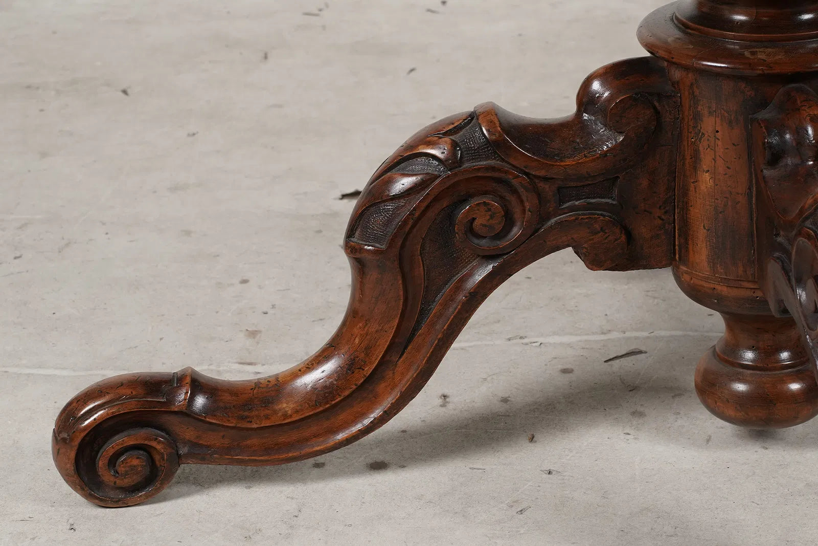 AF1-164:Antique English Victorian Carved Walnut Burl 48" Round Dining Table