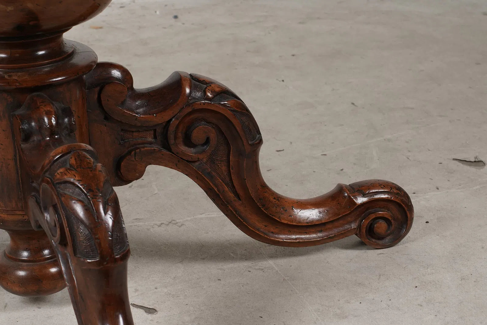 AF1-164:Antique English Victorian Carved Walnut Burl 48" Round Dining Table