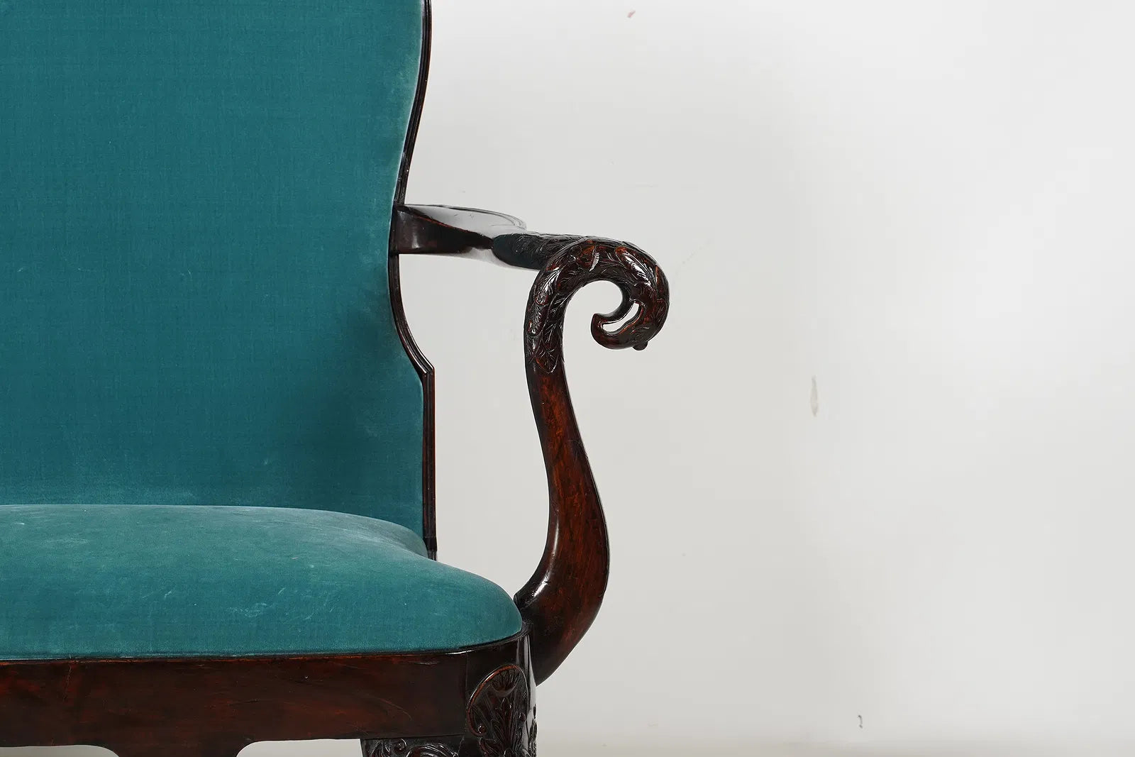 AF2-106: Antique English Georgian Intricately Carved Mahogany Settee With Eagle Head Arms Late 18th Century
