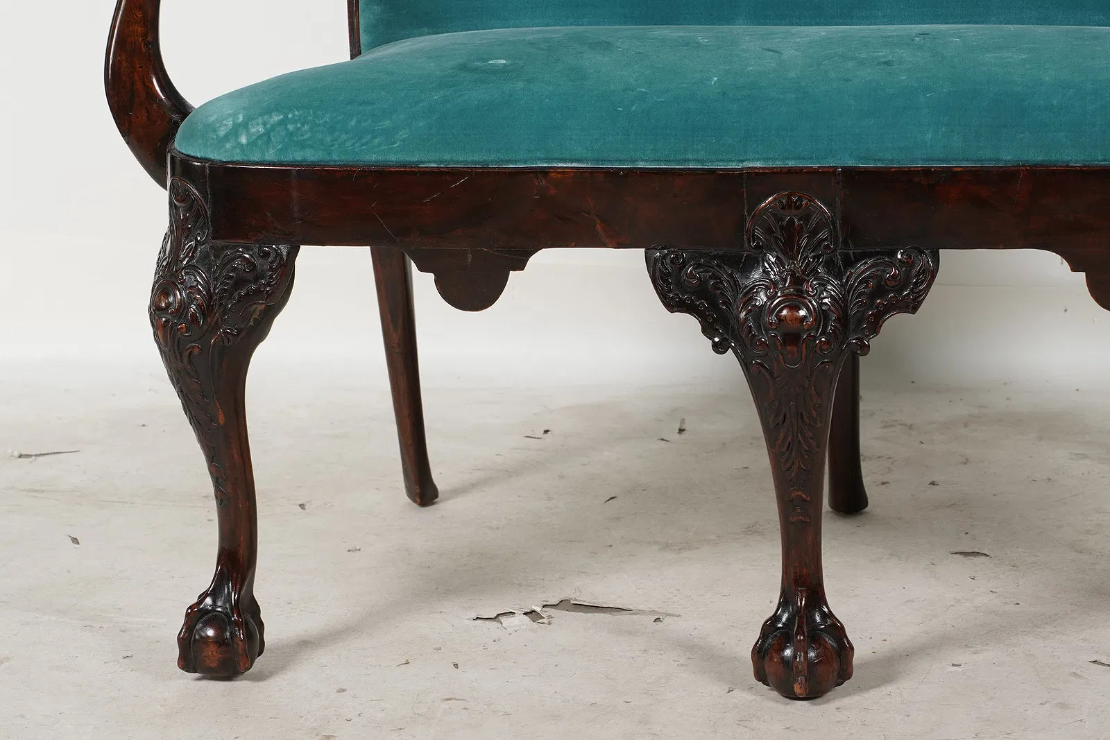 AF2-106: Antique English Georgian Intricately Carved Mahogany Settee With Eagle Head Arms Late 18th Century