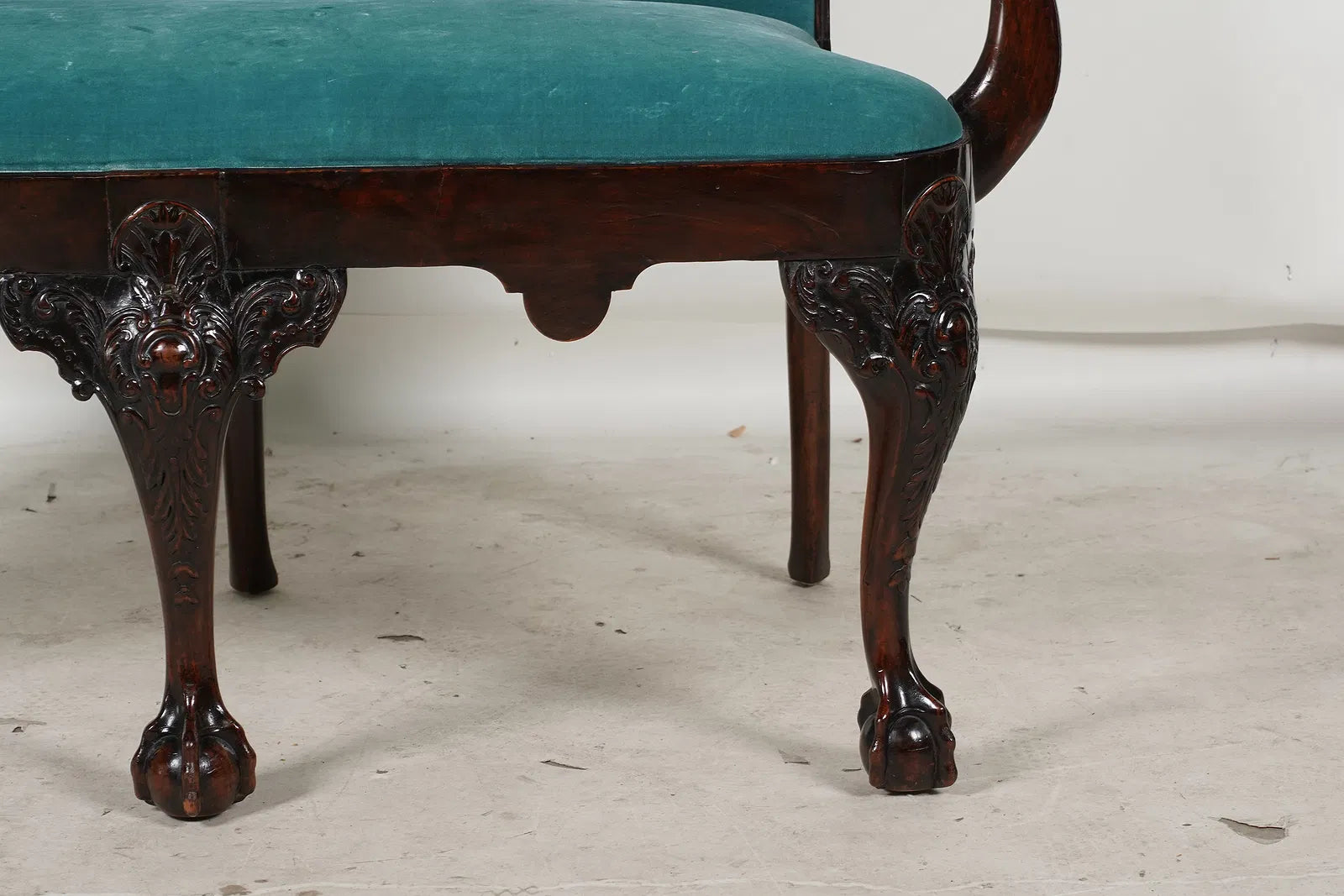AF2-106: Antique English Georgian Intricately Carved Mahogany Settee With Eagle Head Arms Late 18th Century