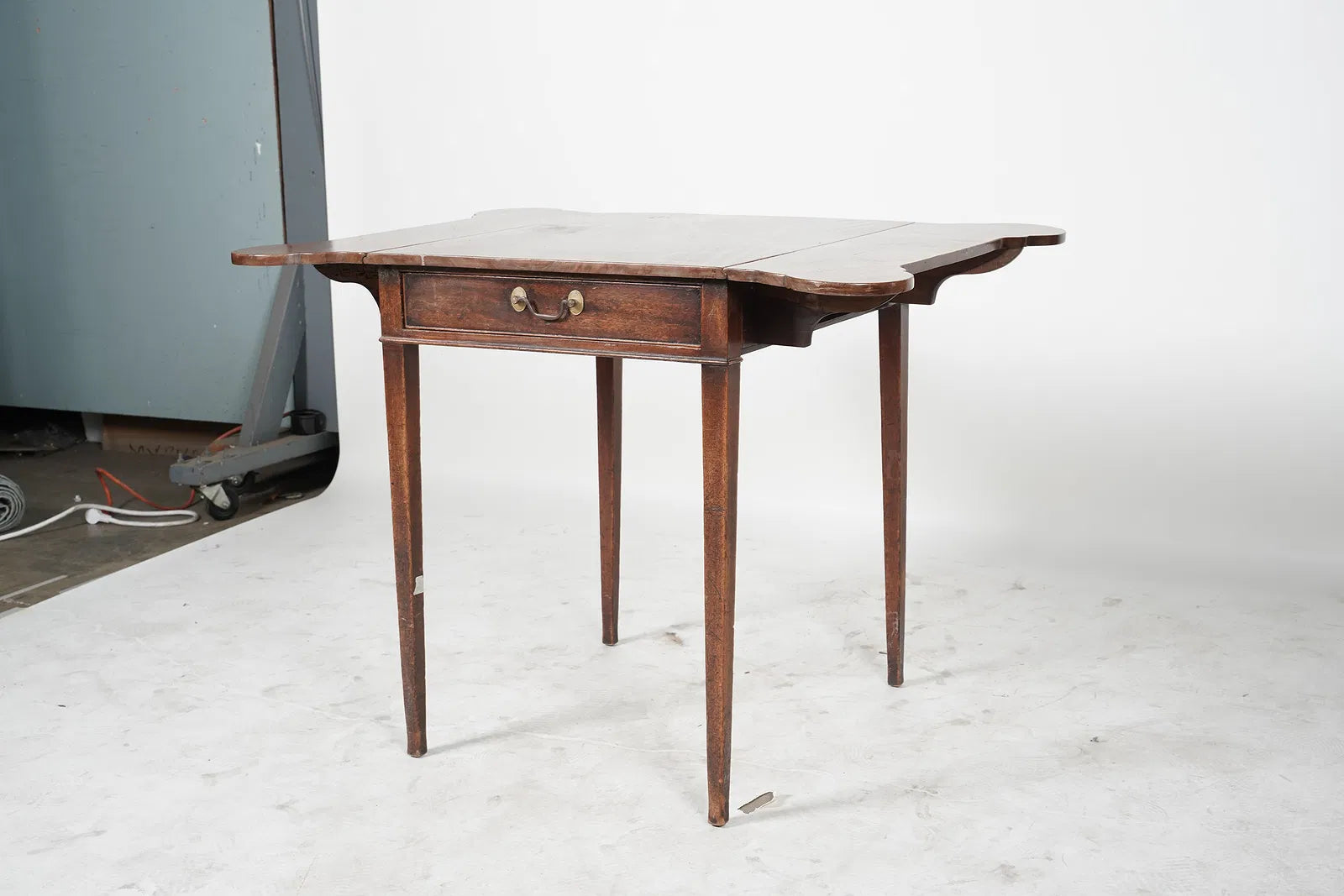 AF1-201: Antique American Federal Mahogany Drop Leaf Table Late 18th Century