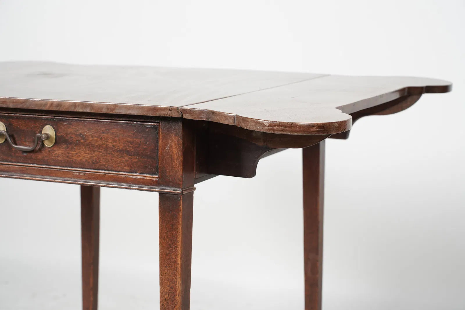 AF1-201: Antique American Federal Mahogany Drop Leaf Table Late 18th Century