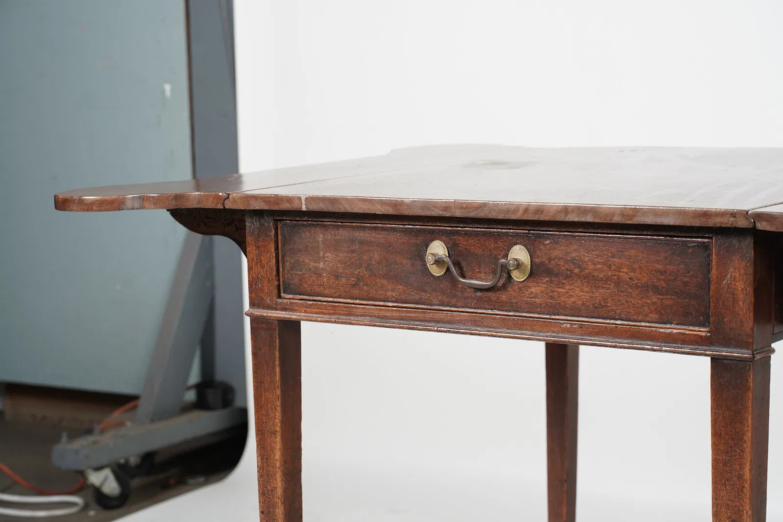 AF1-201: Antique American Federal Mahogany Drop Leaf Table Late 18th Century