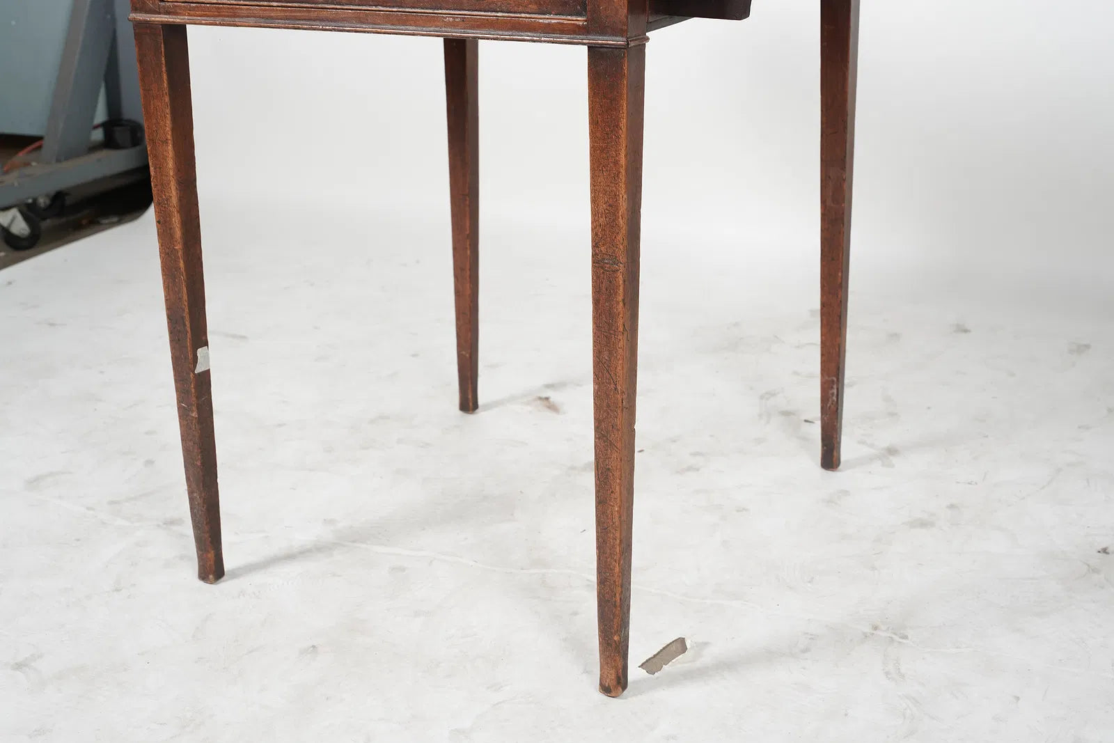 AF1-201: Antique American Federal Mahogany Drop Leaf Table Late 18th Century