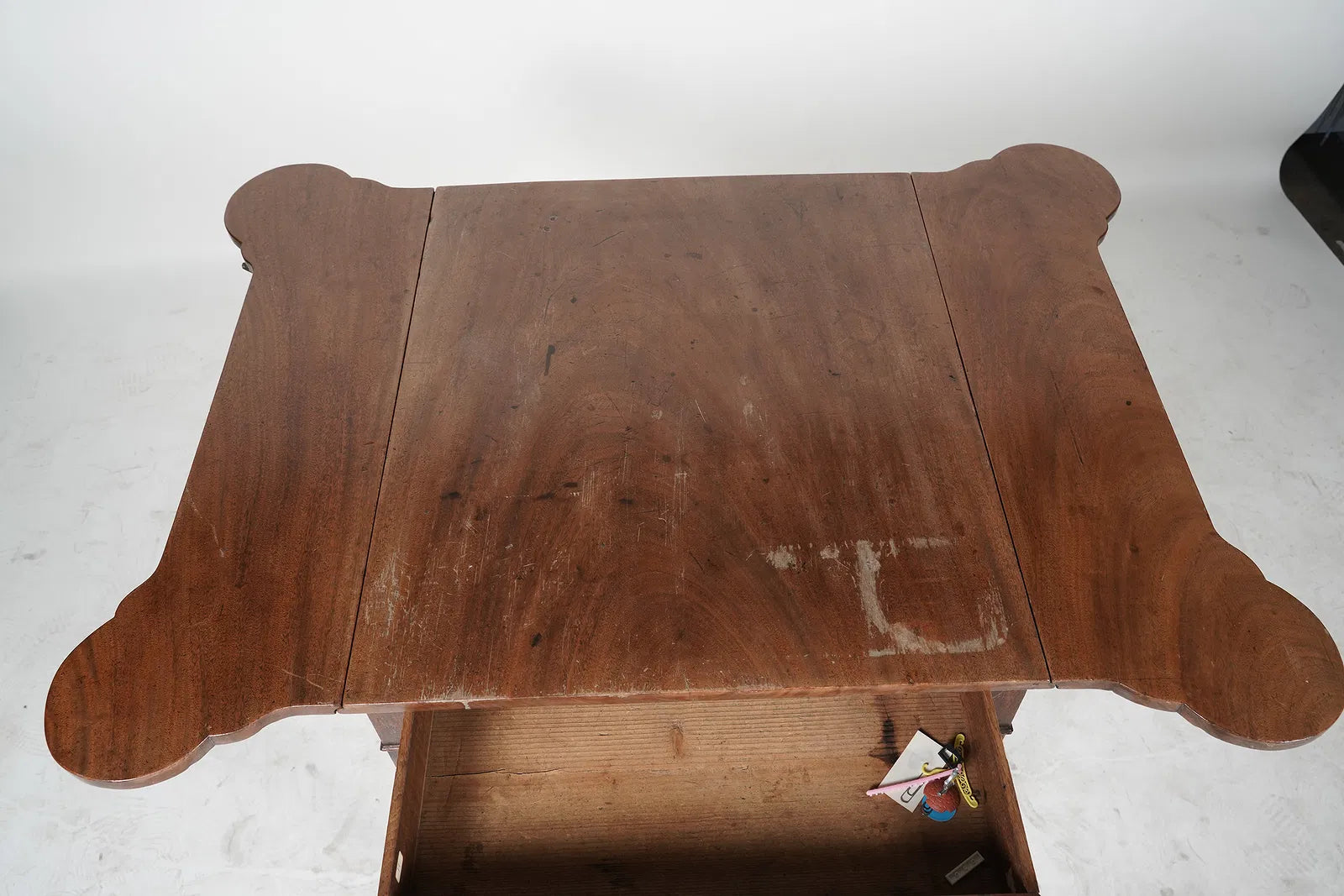 AF1-201: Antique American Federal Mahogany Drop Leaf Table Late 18th Century