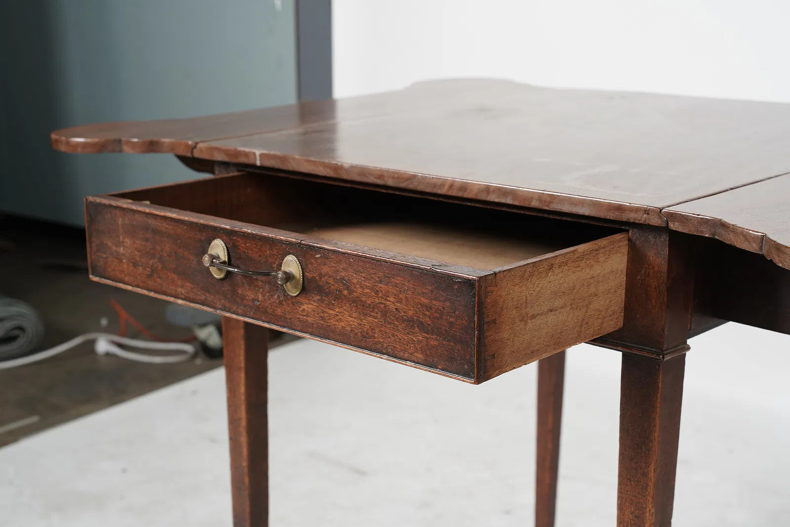 AF1-201: Antique American Federal Mahogany Drop Leaf Table Late 18th Century