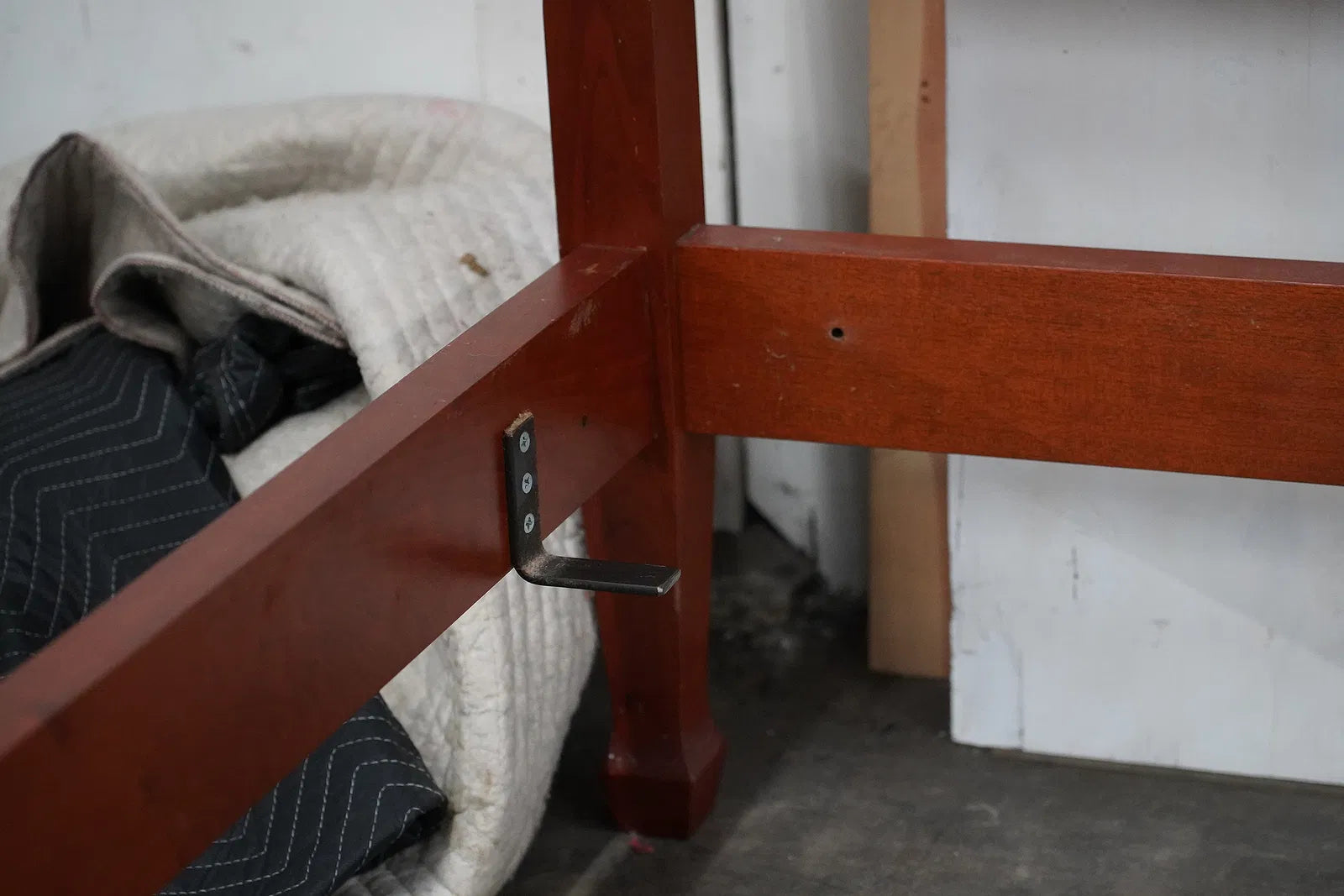 AF6-026: Vintage Cherry Fruit Wood Reid Classics Furniture Four Poster King Bed Late 20th Century