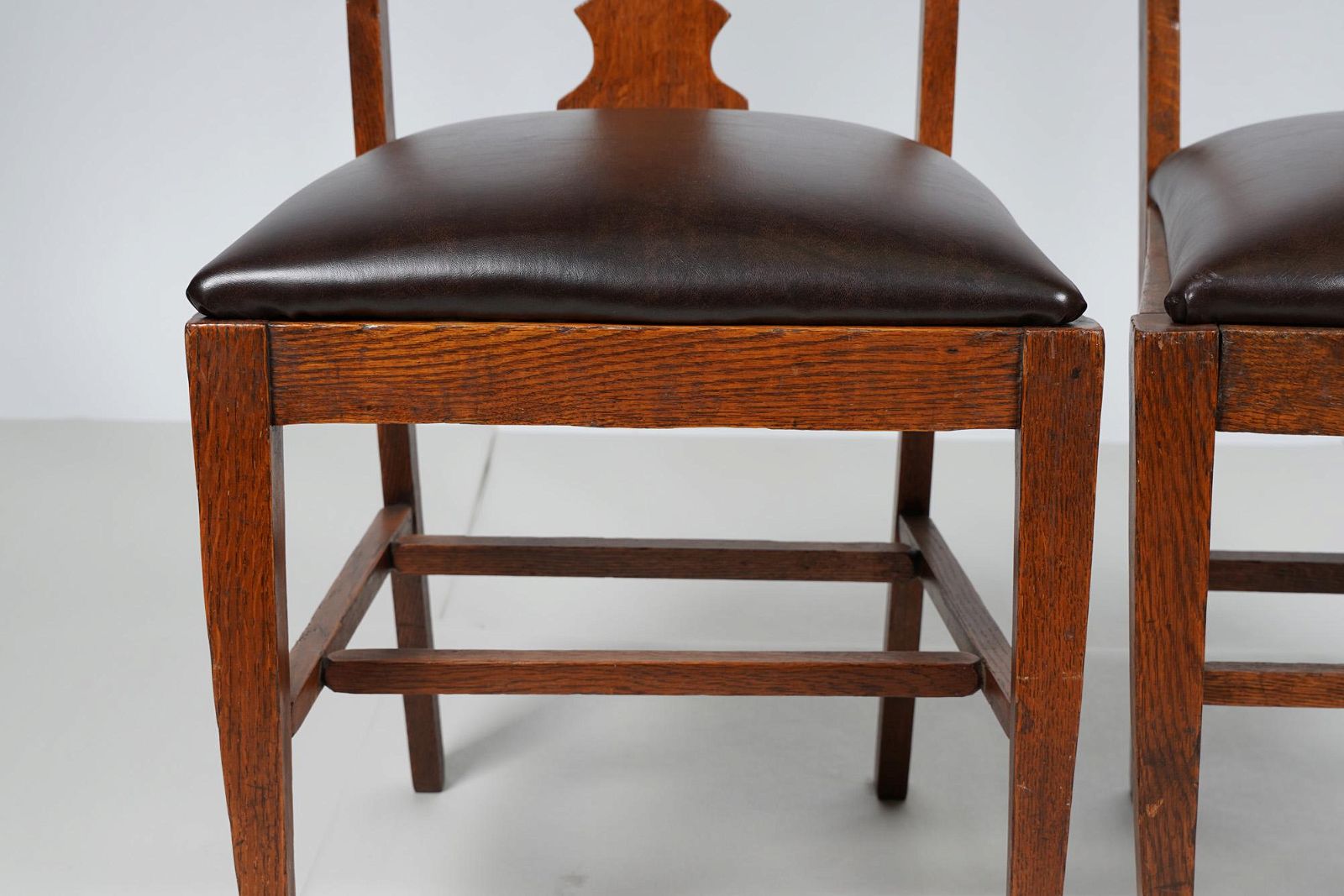 AF2-160: ANTIQUE SET OF 4 FOUR EARLY 20TH CENTURY AMERICAN OAK DINING CHAIRS