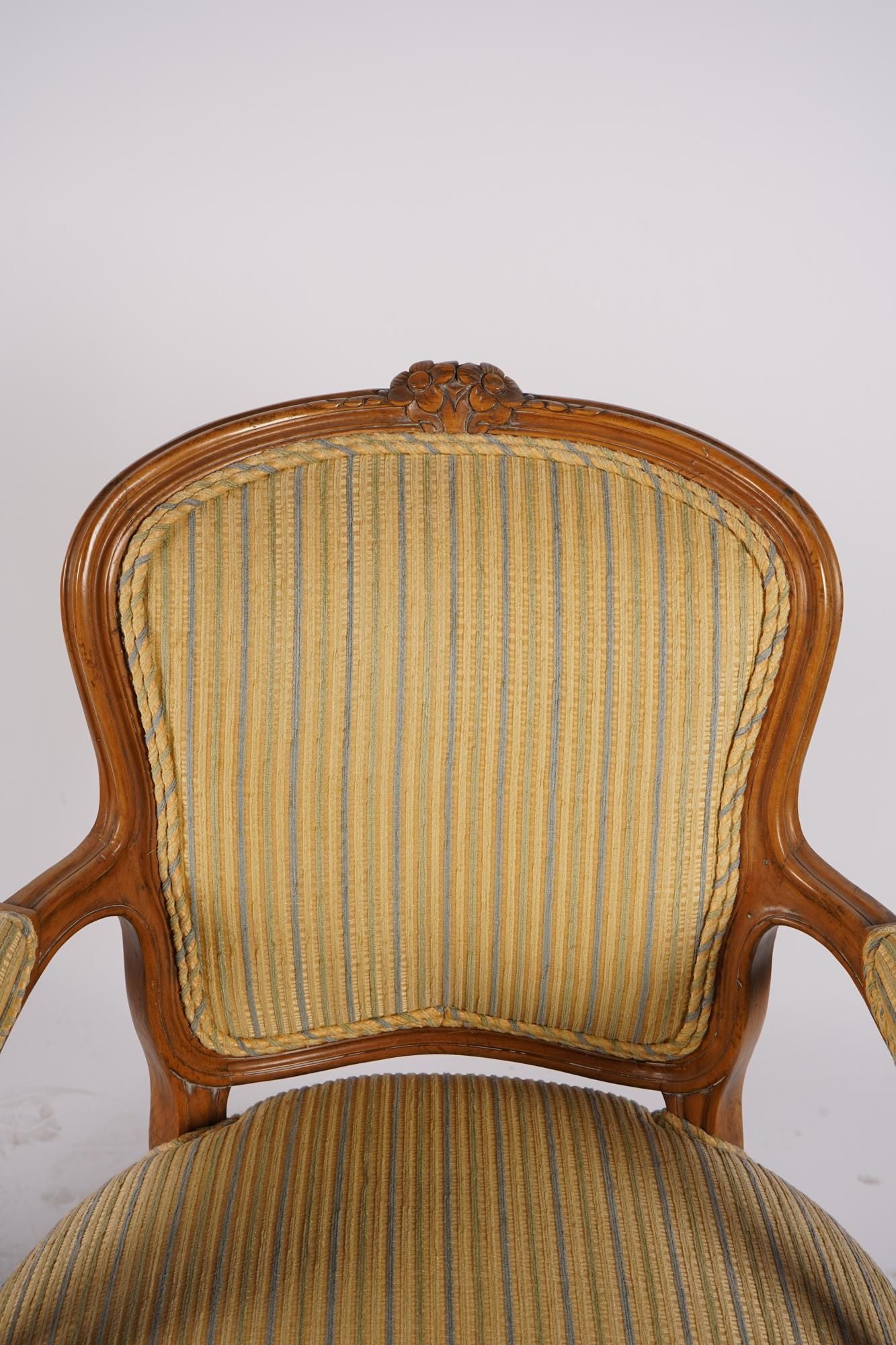 AF2-015: ANTIQUE PAIR OF EARLY 20TH CENTURY FRENCH LOUIS XV STYLE BEECHWOOD  FAUTEUILS