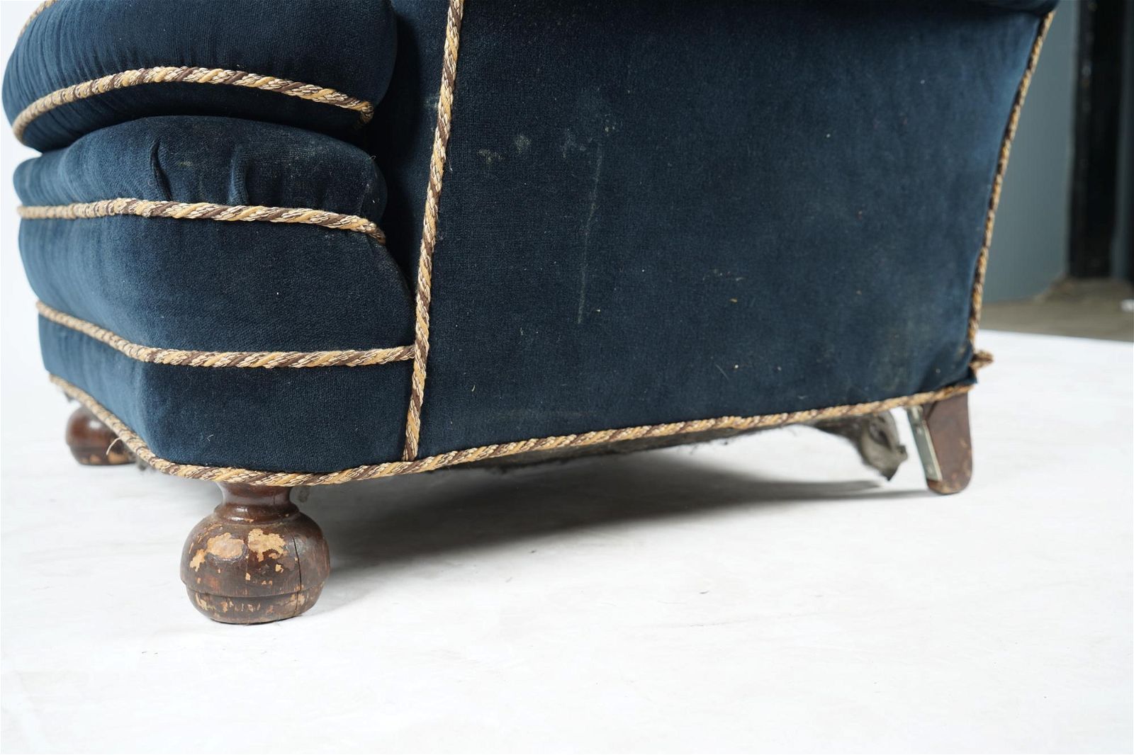 AF2-377: ANTIQUE EARLY 20TH C ART DECO BLUE VELVET UPHOLSTERED CLUB CHAIR - PENNY MARSHALL