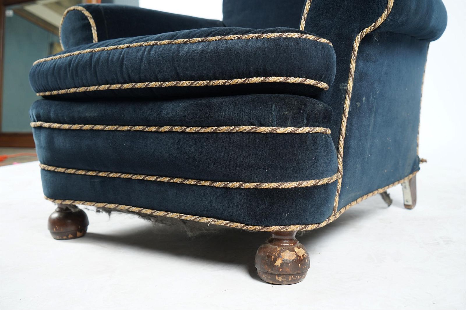 AF2-377: ANTIQUE EARLY 20TH C ART DECO BLUE VELVET UPHOLSTERED CLUB CHAIR - PENNY MARSHALL