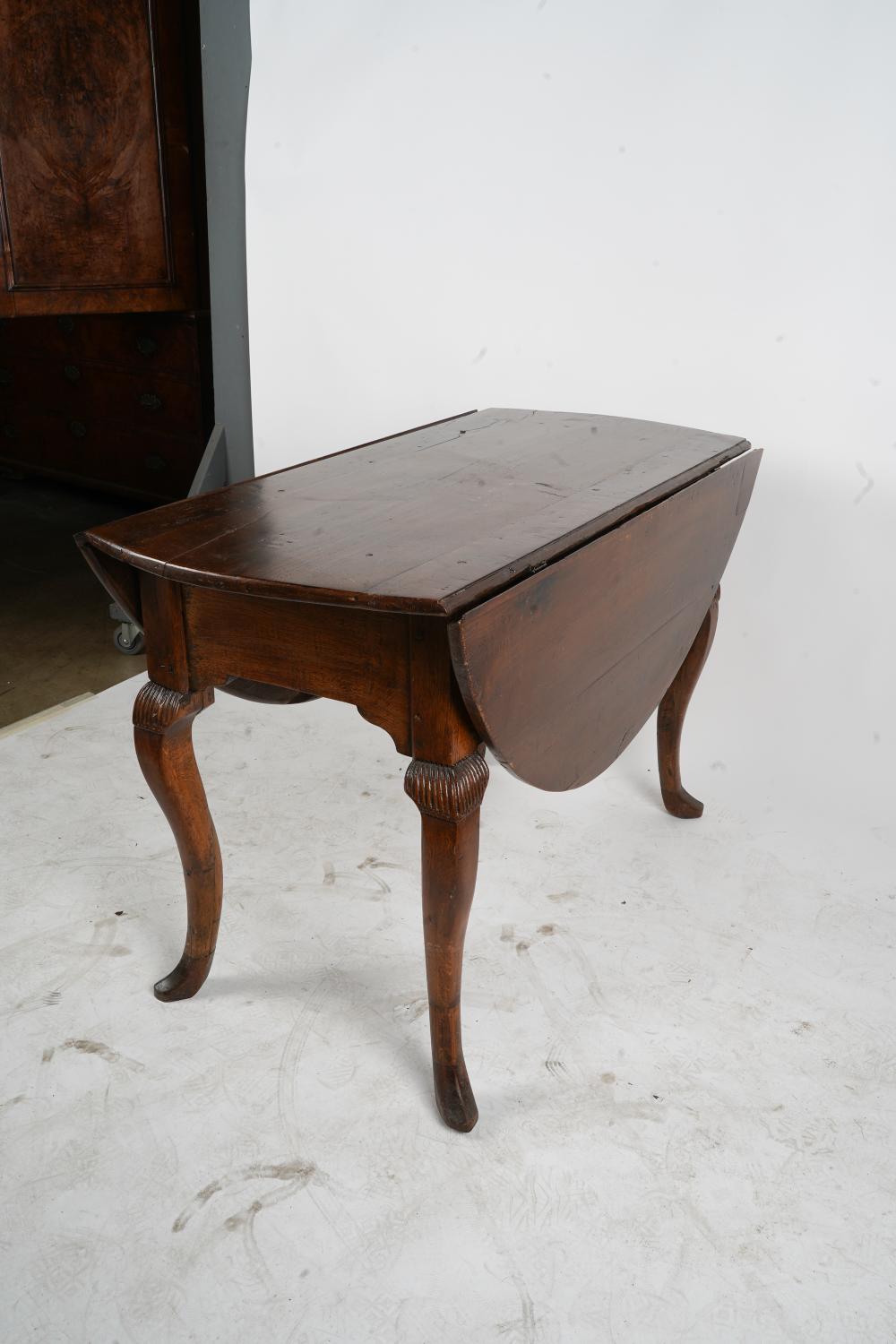 AF1-033: Antique French Provincial Oak Gateleg Drop Leaf Table Owned By Norman Lear