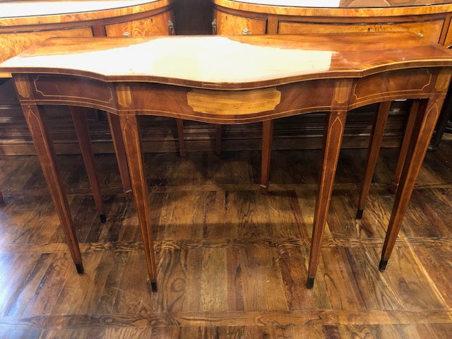 AF1-136: LATE 20TH CENTURY BURTON CHING FEDERAL STYLE MAHOGANY & SATIN WOOD SERVING TABLE
