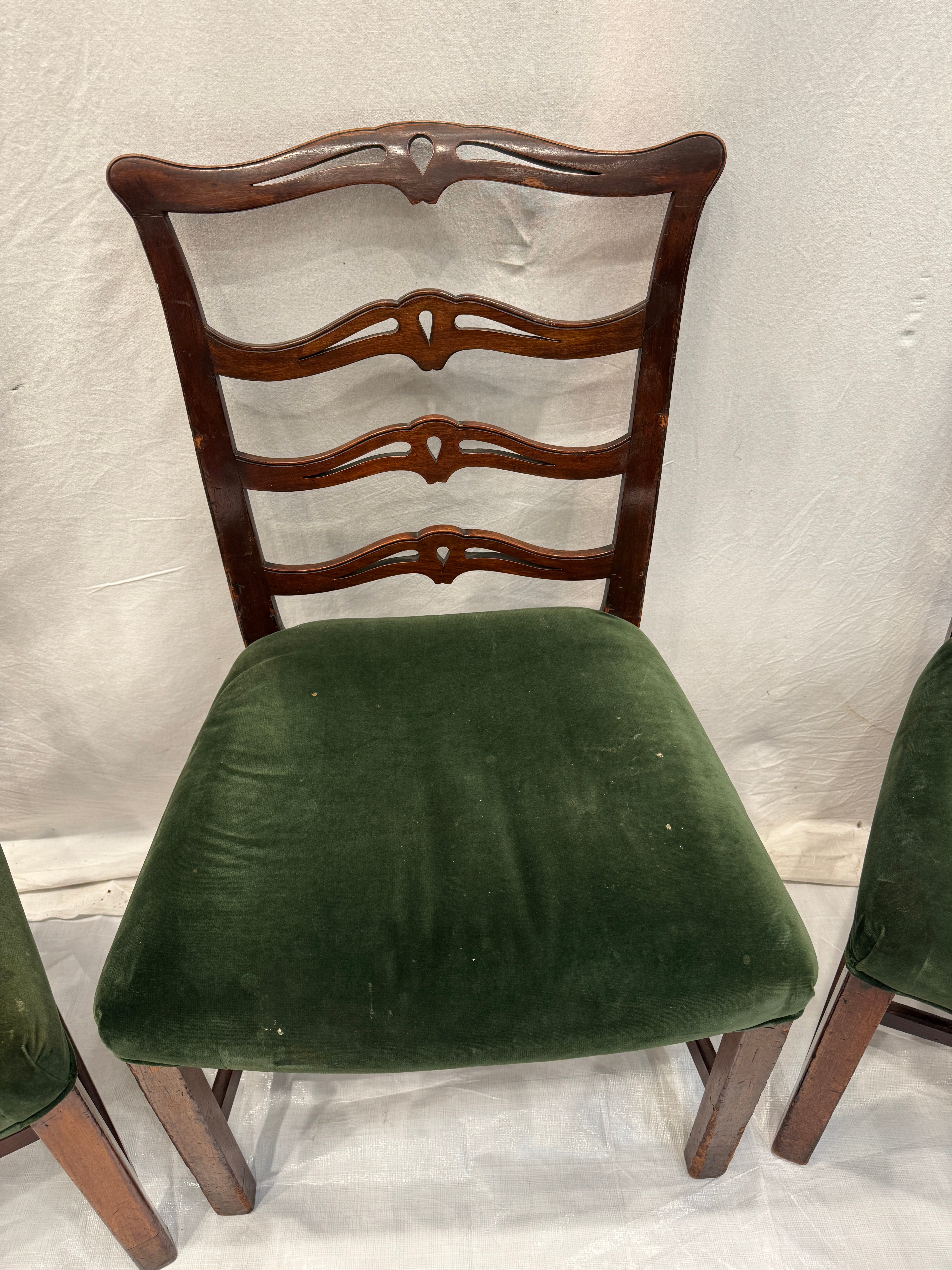 AF2-610: Antique Set of 4 American Federal Mahogany Ladder-Back Side Chairs Early 19th Century