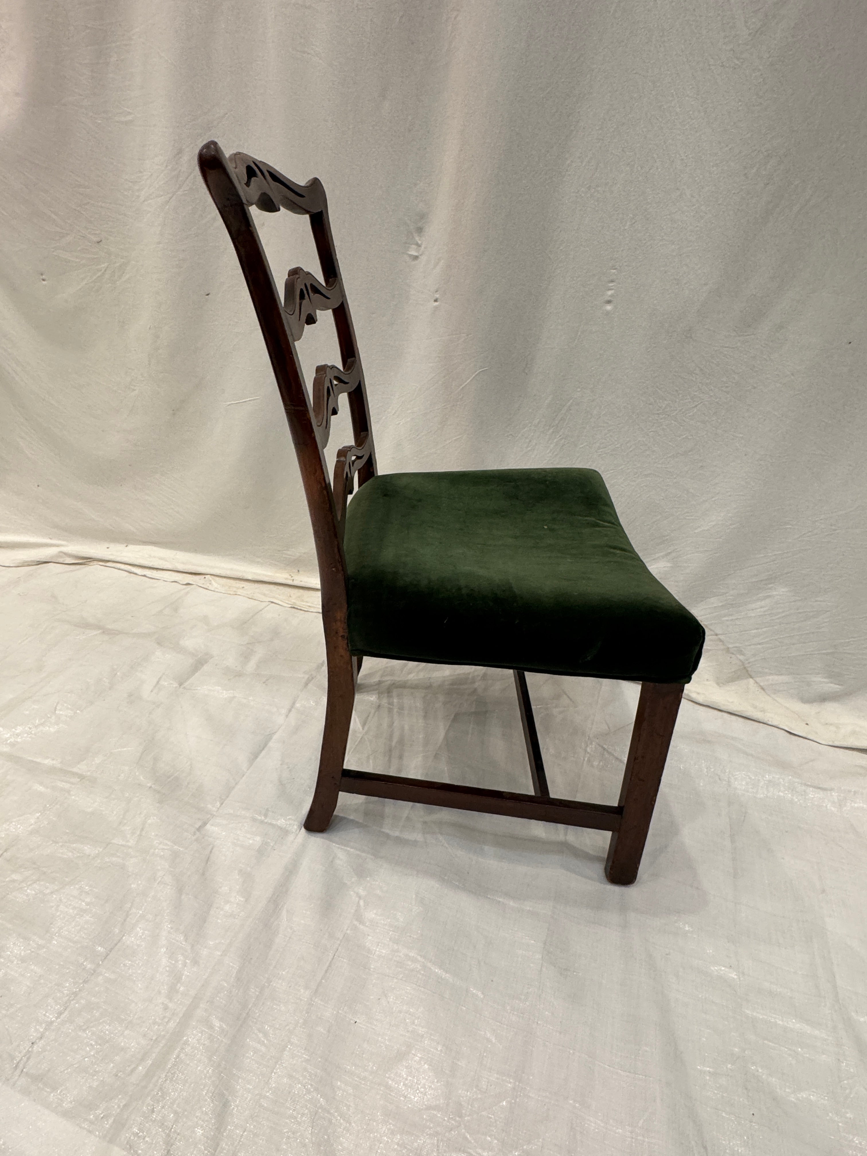 AF2-610: Antique Set of 4 American Federal Mahogany Ladder-Back Side Chairs Early 19th Century