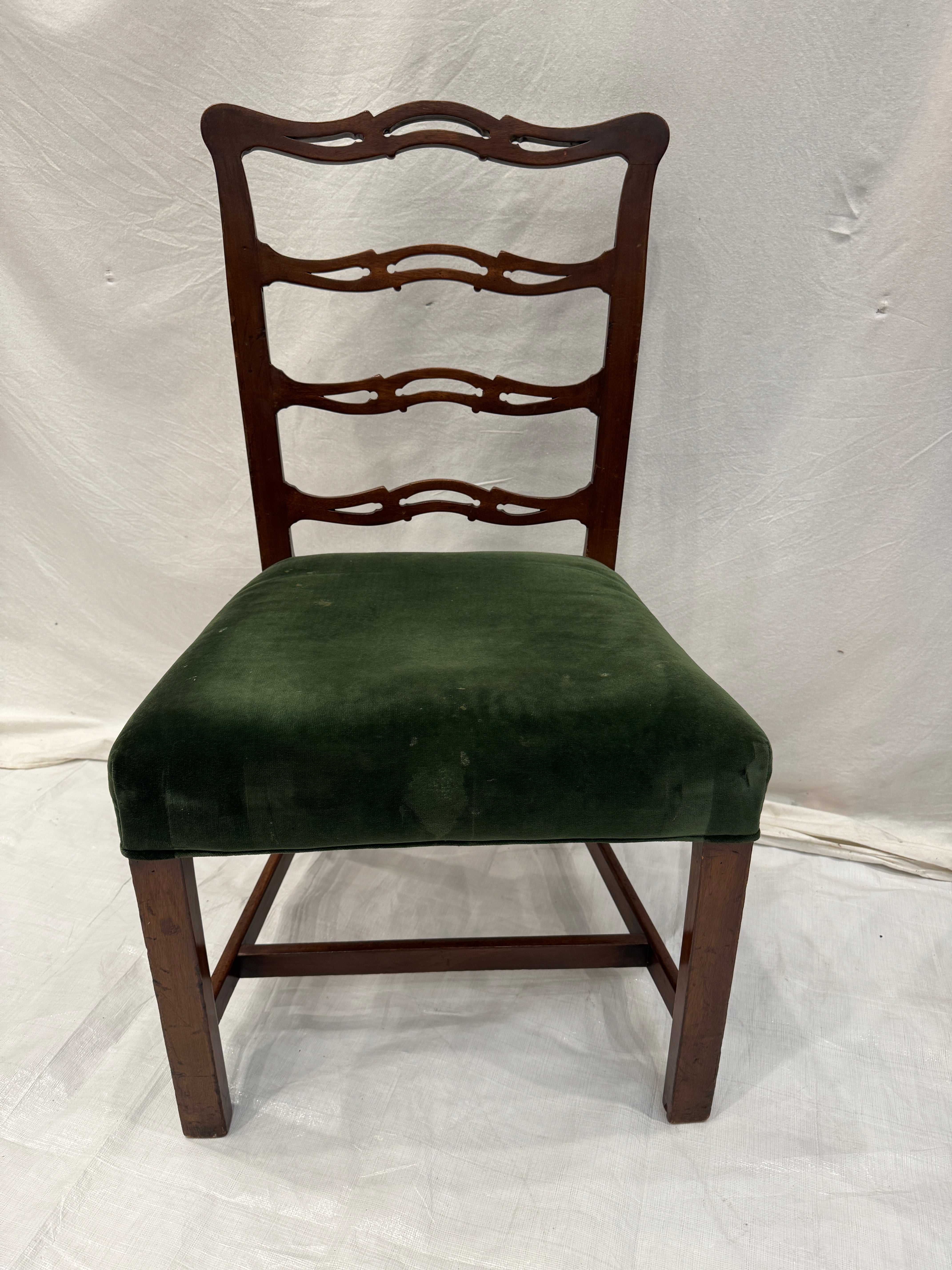 AF2-611: Antique Pair of American Federal Mahogany Ladder-Back Side Chairs Early 19th Century