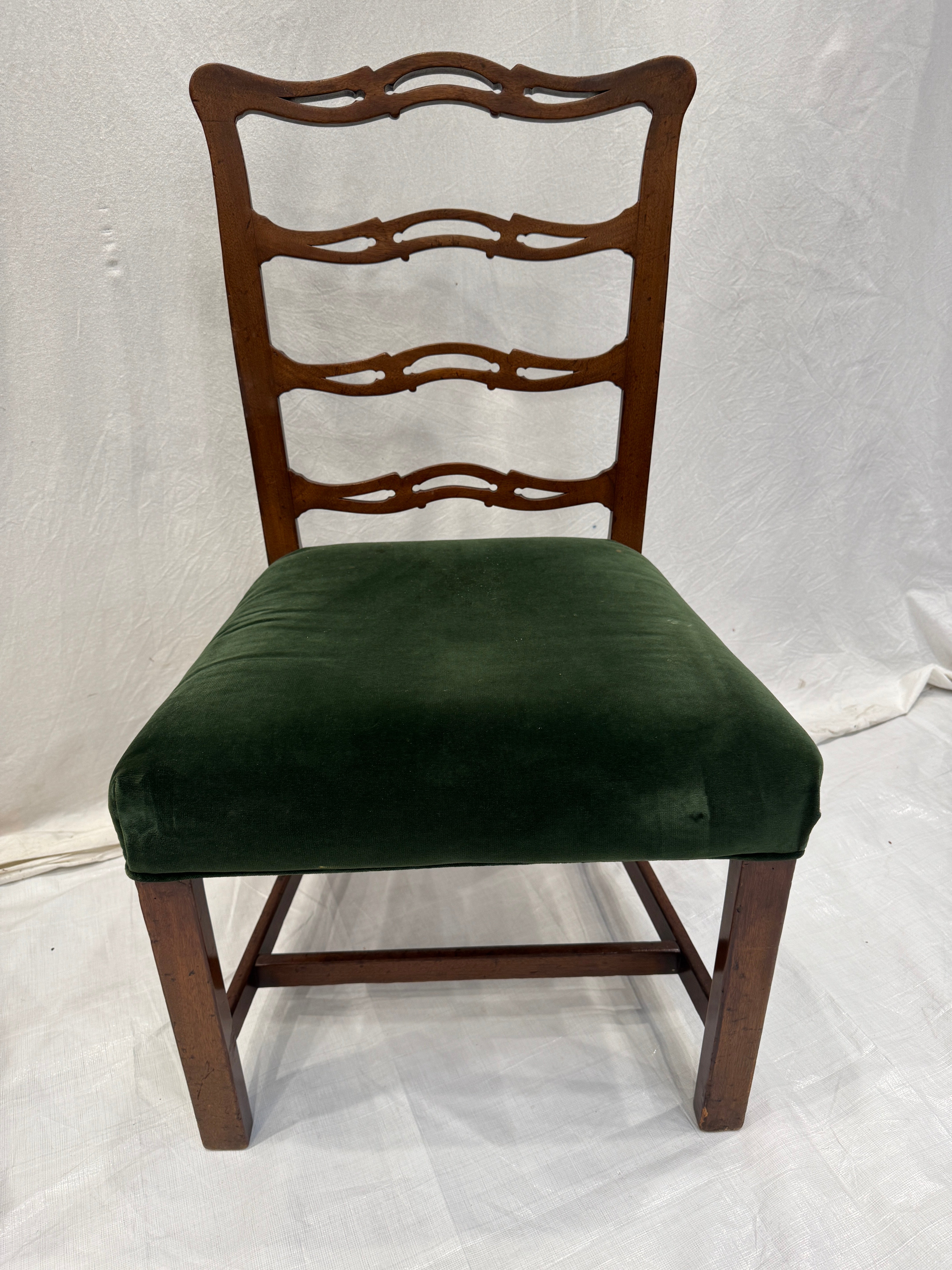 AF2-611: Antique Pair of American Federal Mahogany Ladder-Back Side Chairs Early 19th Century