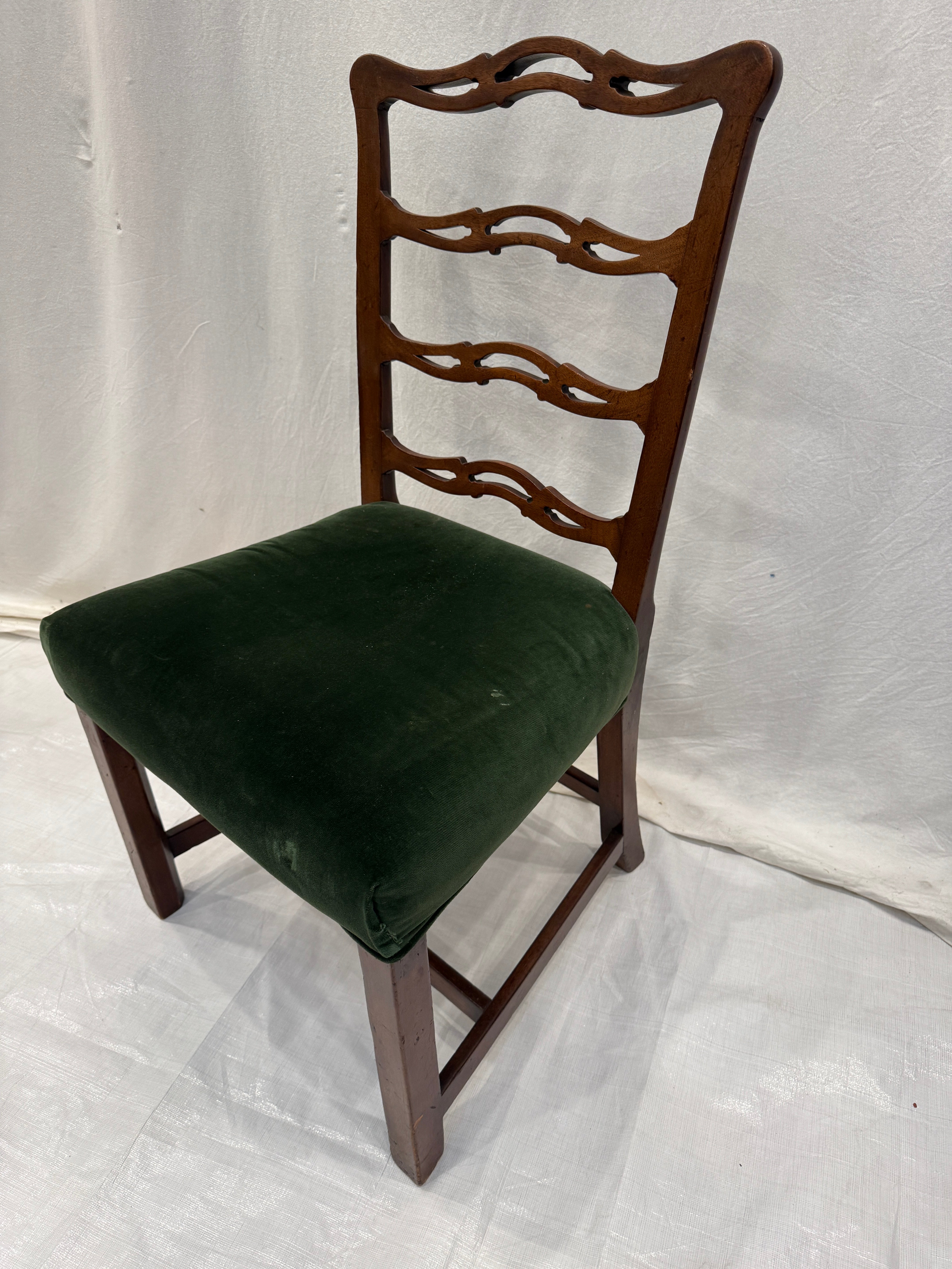 AF2-611: Antique Pair of American Federal Mahogany Ladder-Back Side Chairs Early 19th Century