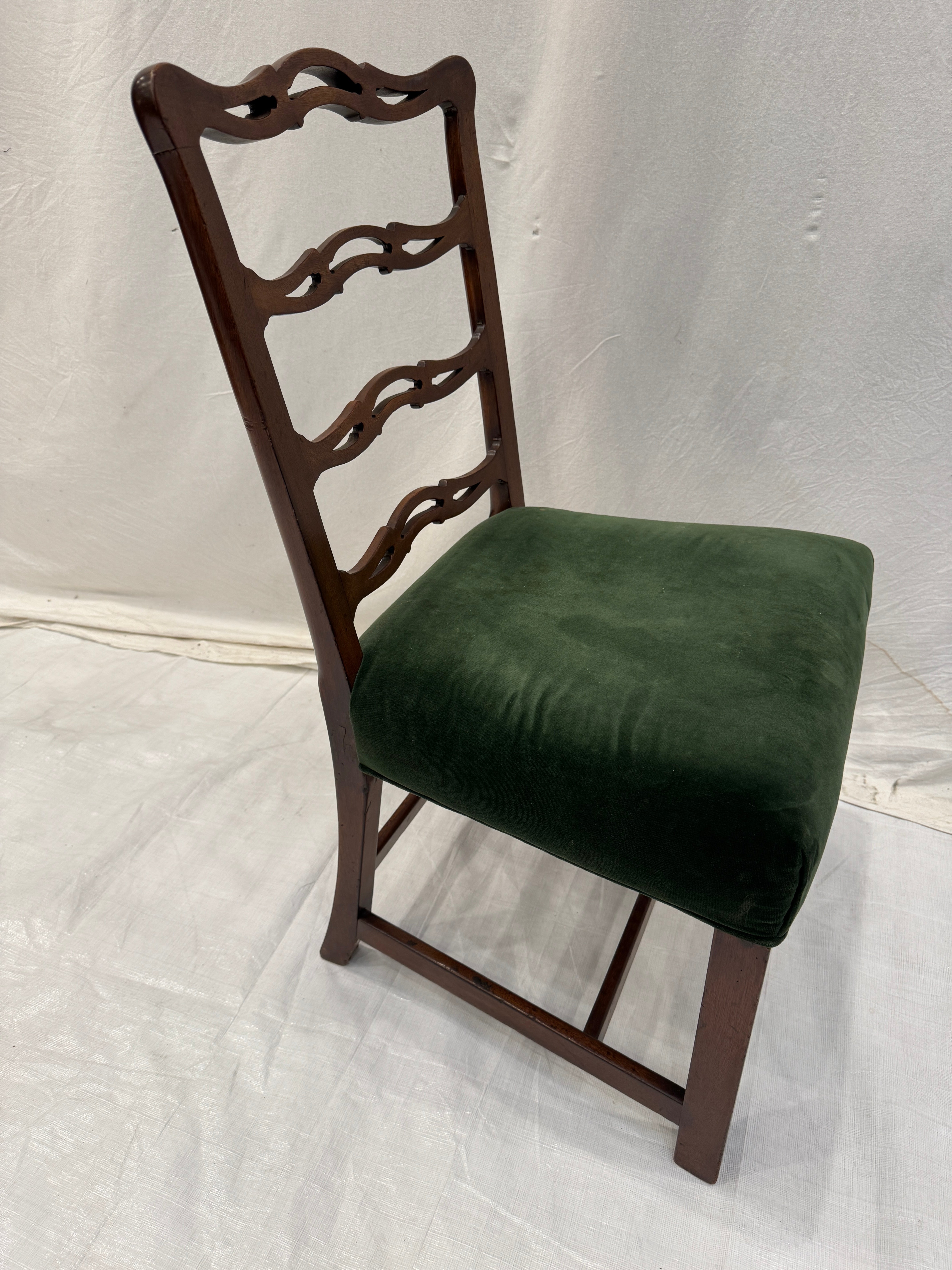 AF2-611: Antique Pair of American Federal Mahogany Ladder-Back Side Chairs Early 19th Century
