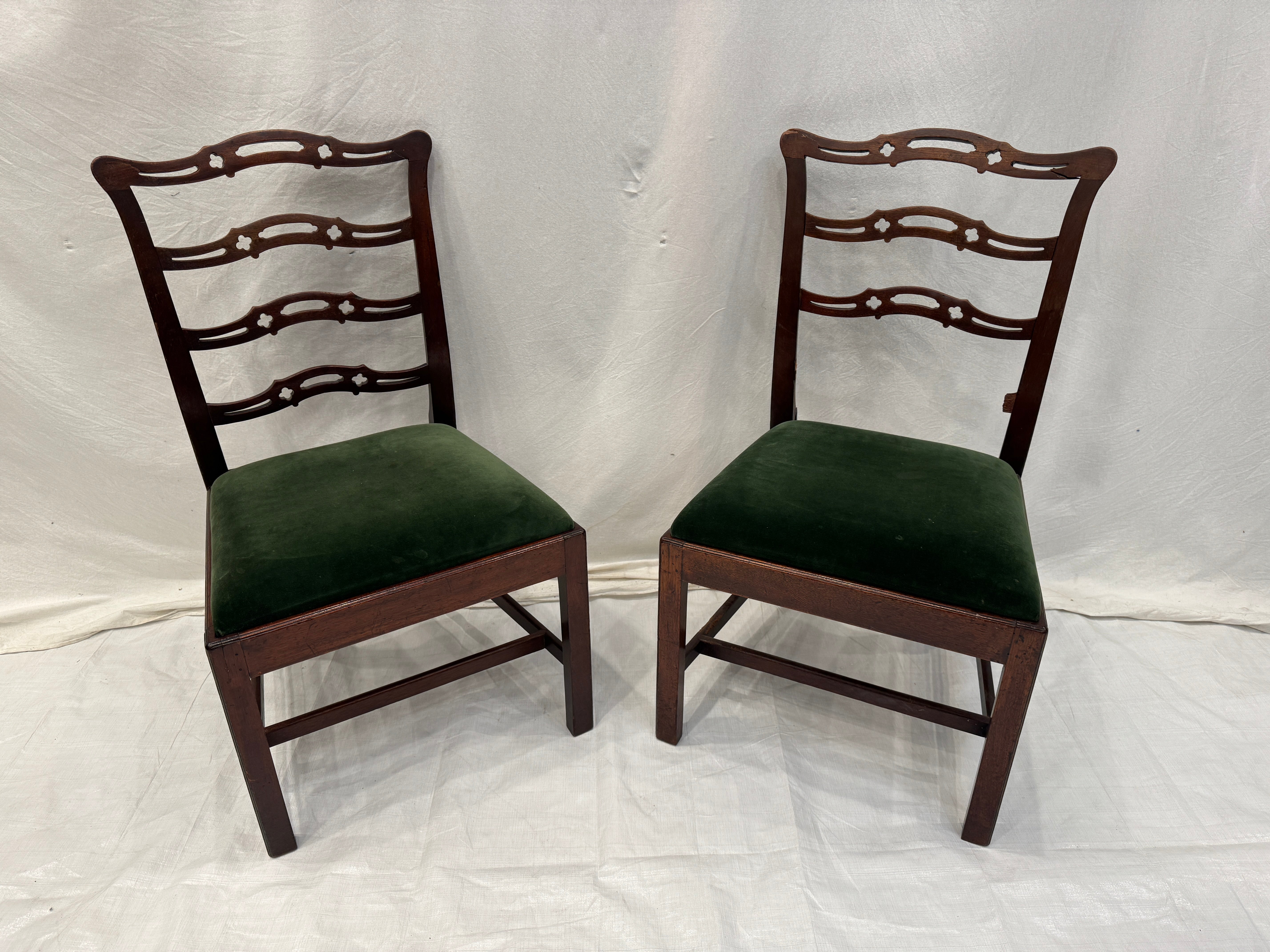 AF2-611: Antique Pair of American Federal Mahogany Ladder-Back Side Chairs Early 19th Century