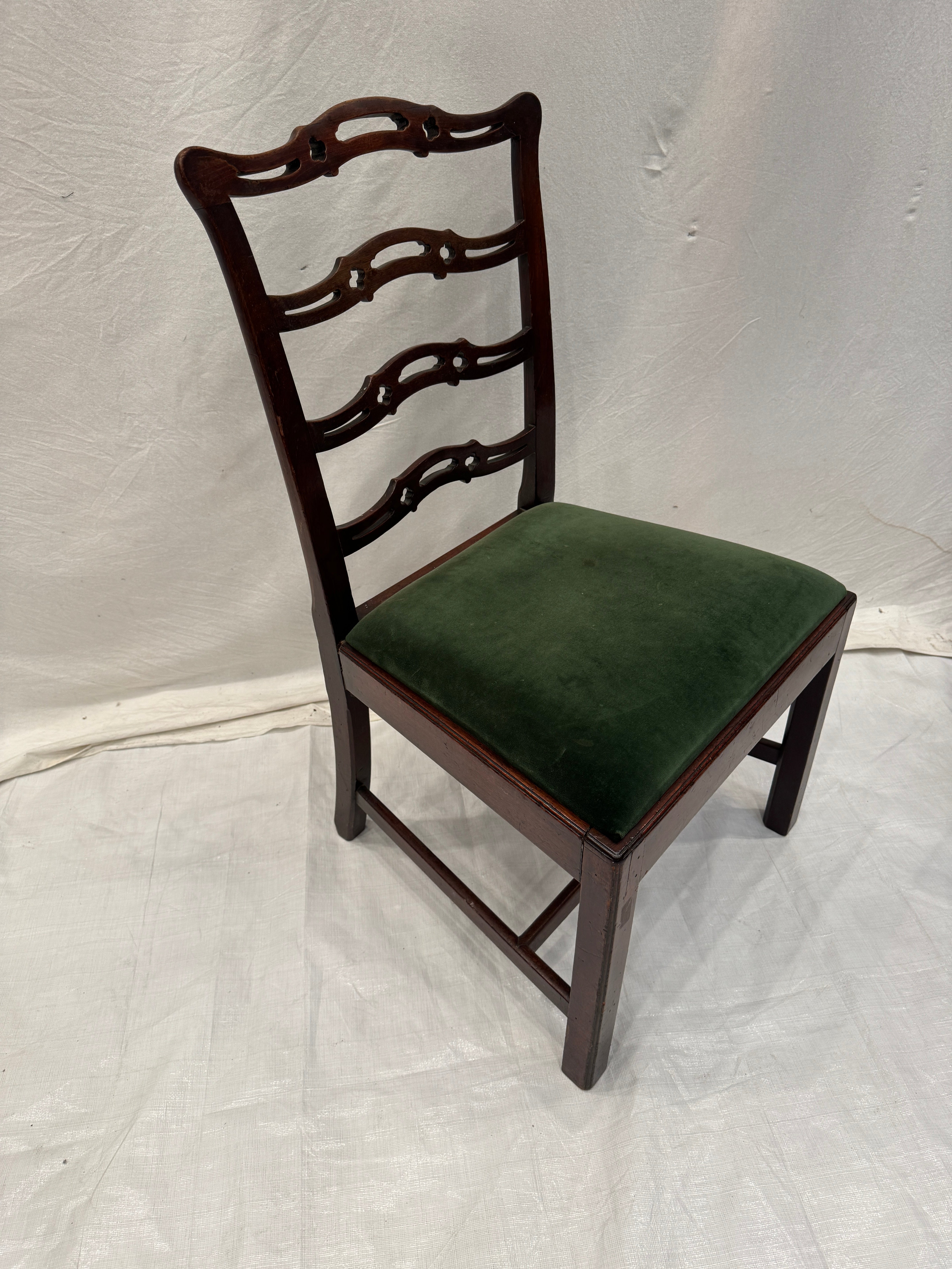 AF2-611: Antique Pair of American Federal Mahogany Ladder-Back Side Chairs Early 19th Century