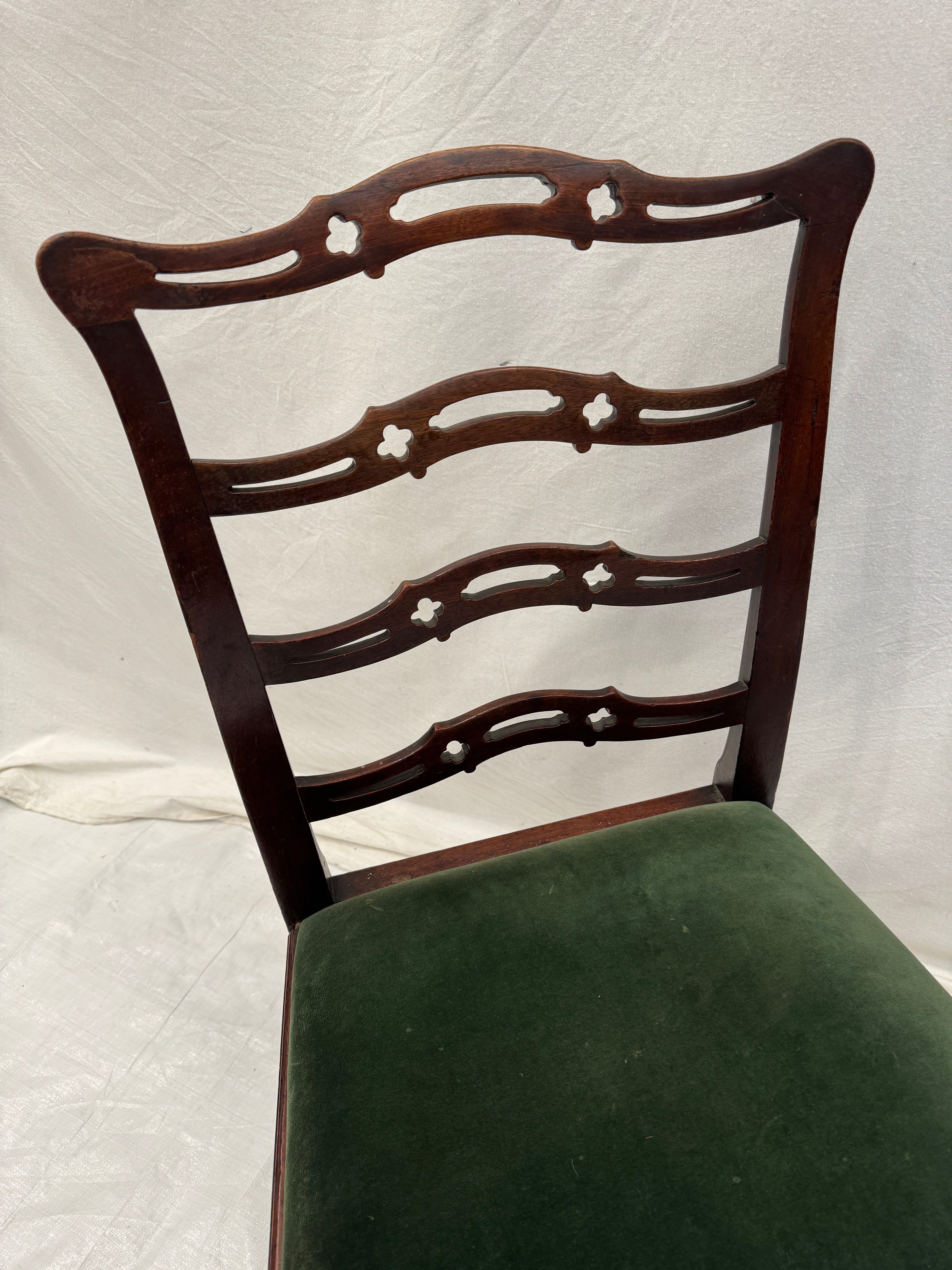 AF2-612: Antique Pair of American Federal Mahogany Ladder-Back Side Chairs Early 19th Century