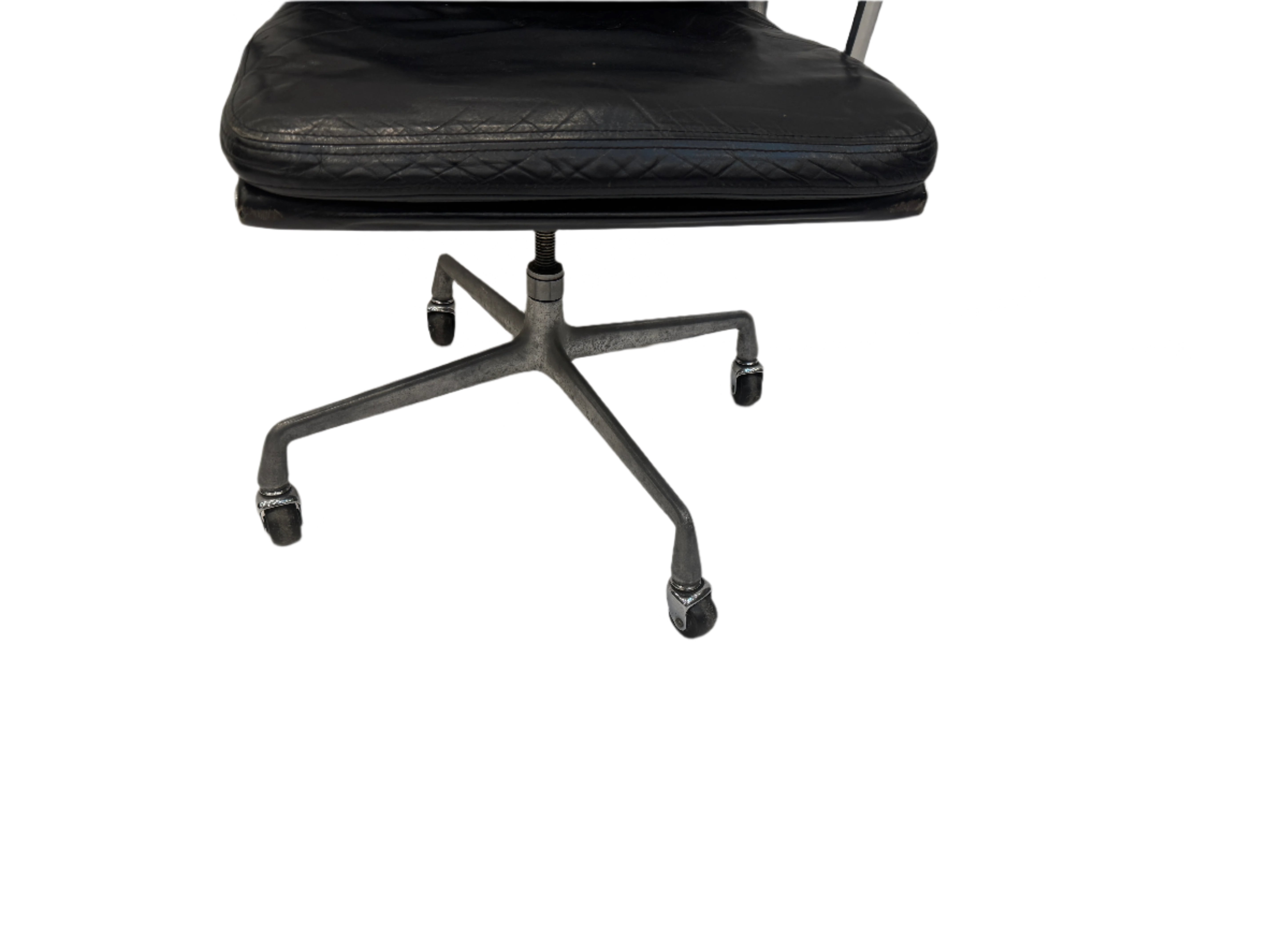 AF2-615: Original Herman Miller Aluminum Eames Soft Pad Group Management Executive Desk Chair Circa 1983