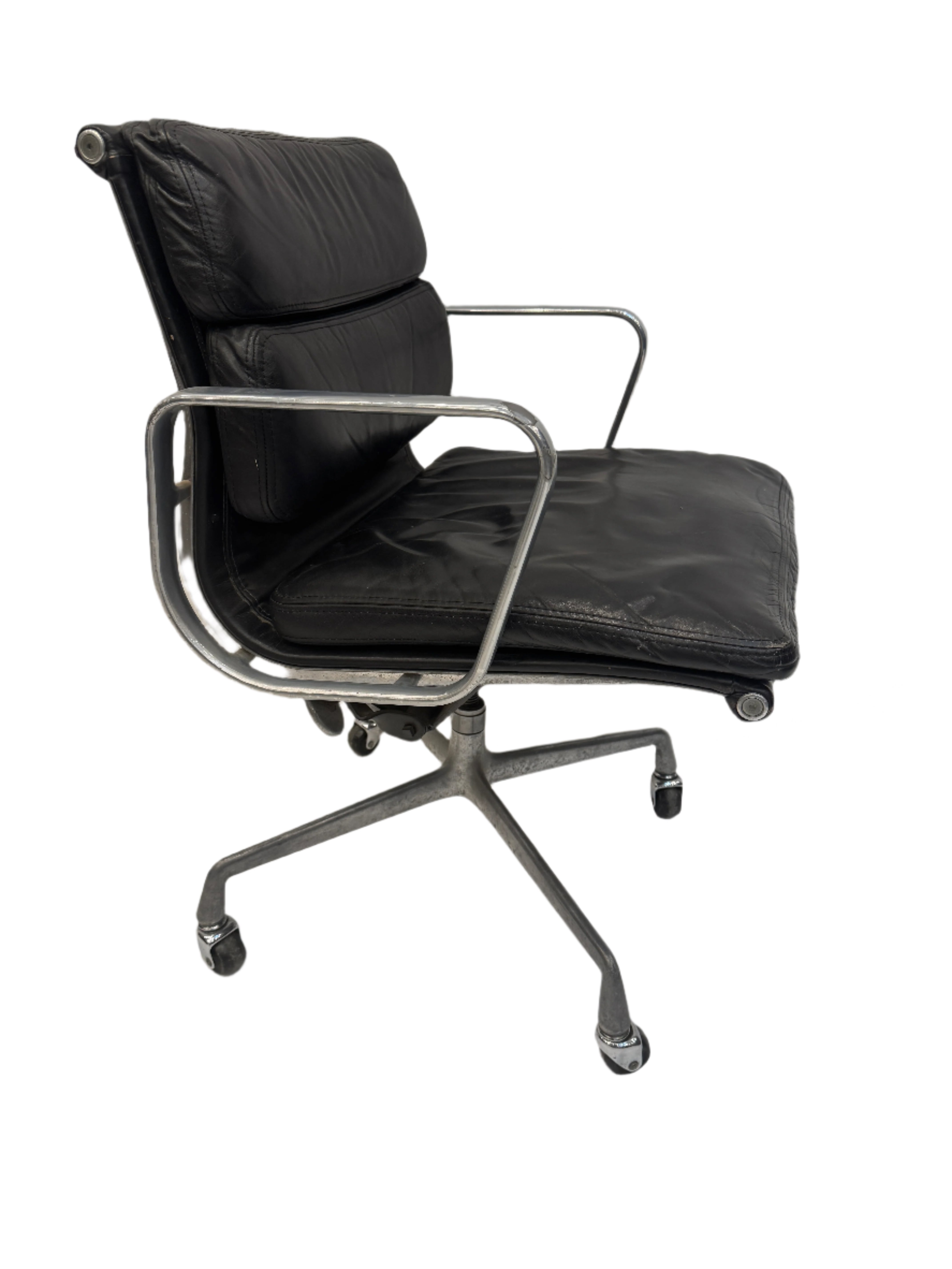 AF2-615: Original Herman Miller Aluminum Eames Soft Pad Group Management Executive Desk Chair Circa 1983
