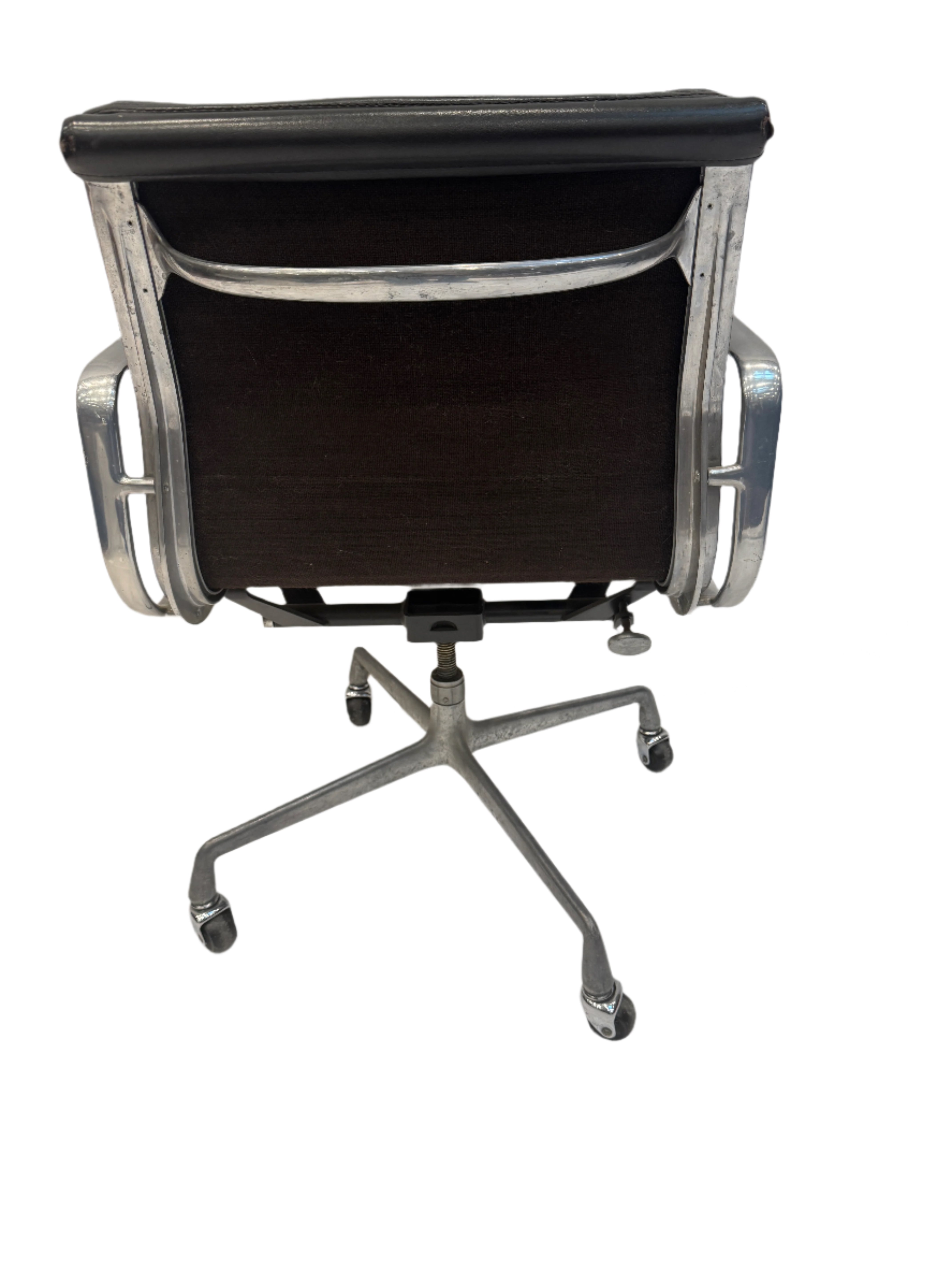 AF2-615: Original Herman Miller Aluminum Eames Soft Pad Group Management Executive Desk Chair Circa 1983