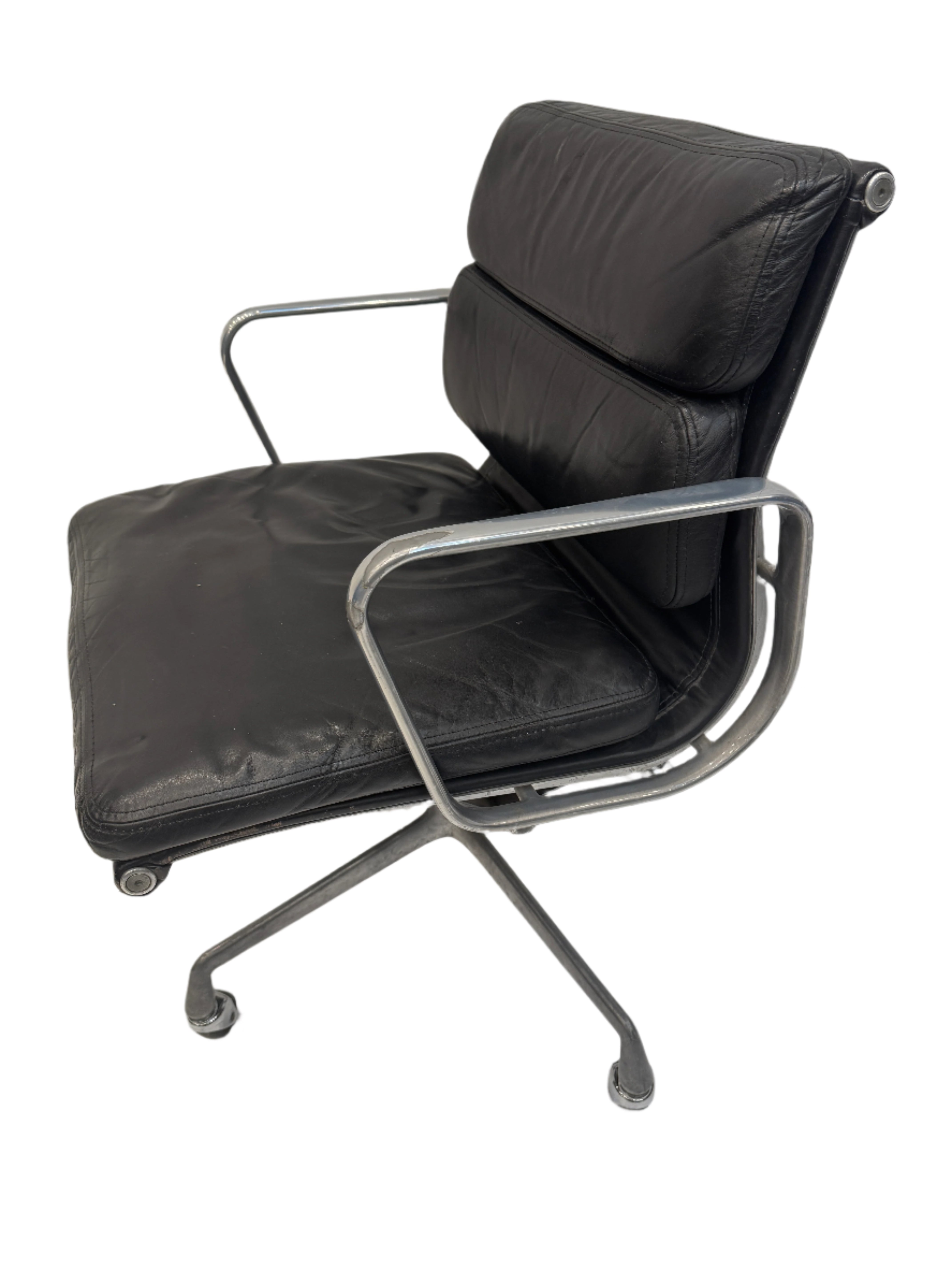 AF2-615: Original Herman Miller Aluminum Eames Soft Pad Group Management Executive Desk Chair Circa 1983
