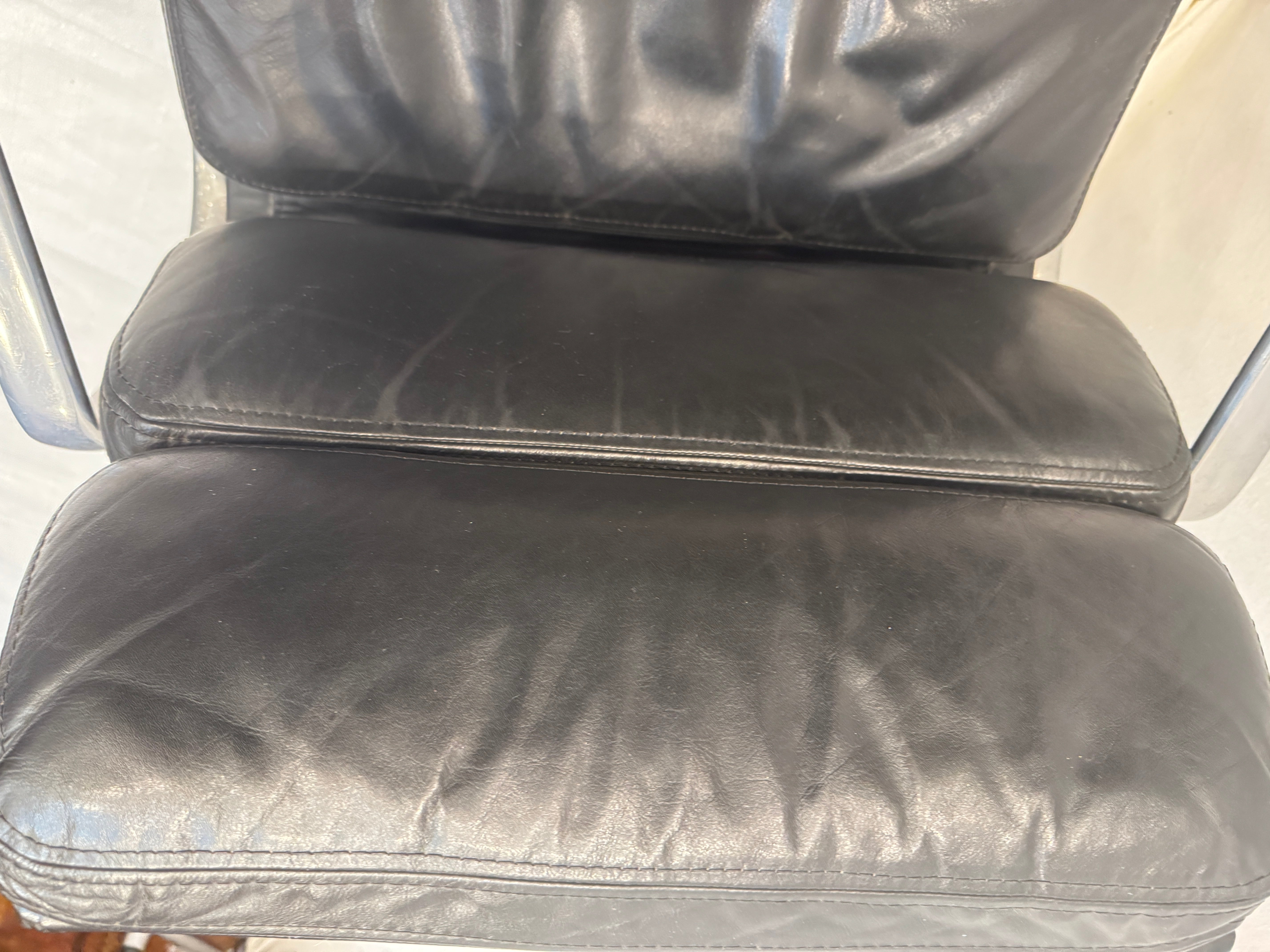 AF2-615: Original Herman Miller Aluminum Eames Soft Pad Group Management Executive Desk Chair Circa 1983