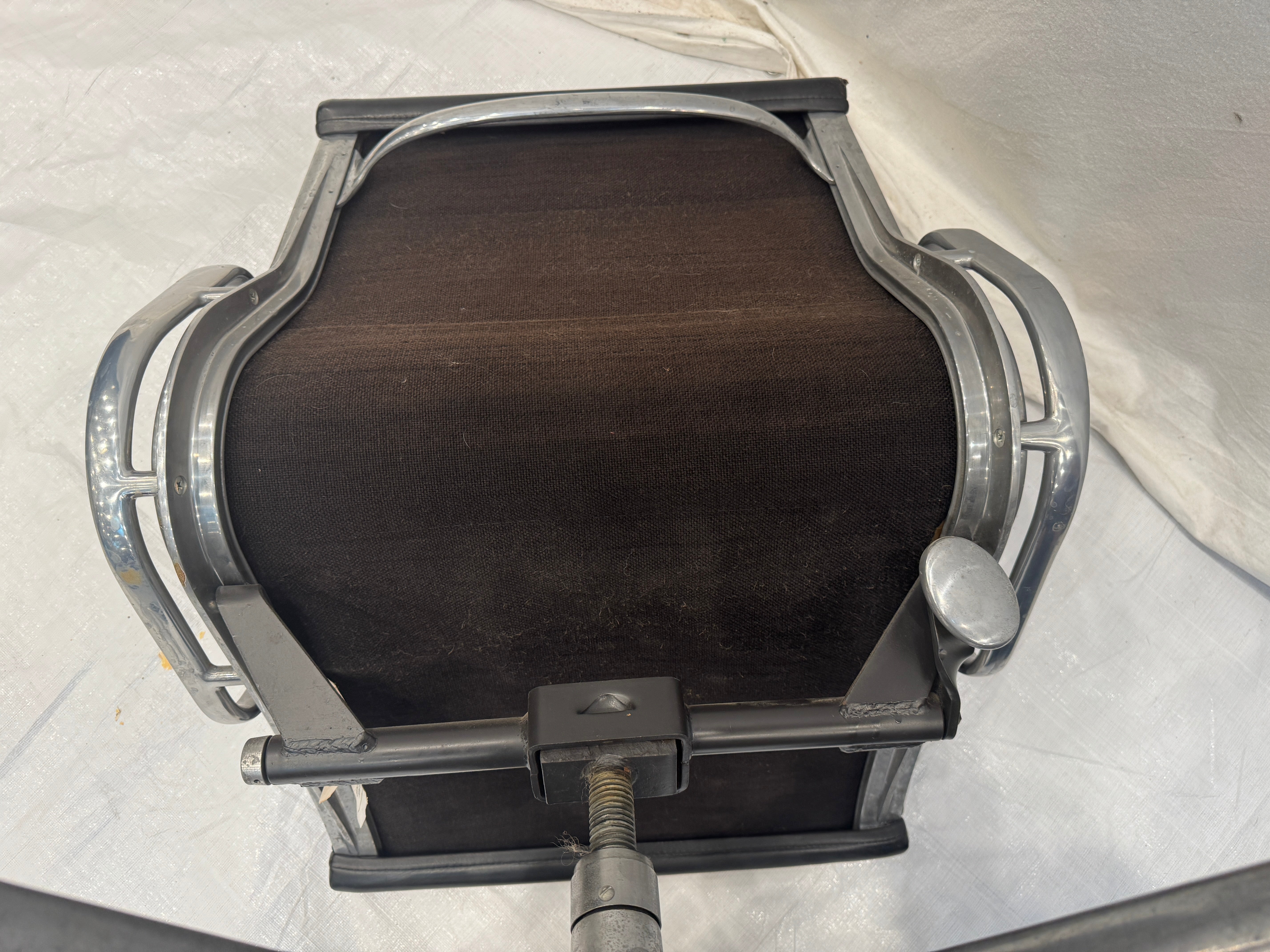 AF2-615: Original Herman Miller Aluminum Eames Soft Pad Group Management Executive Desk Chair Circa 1983