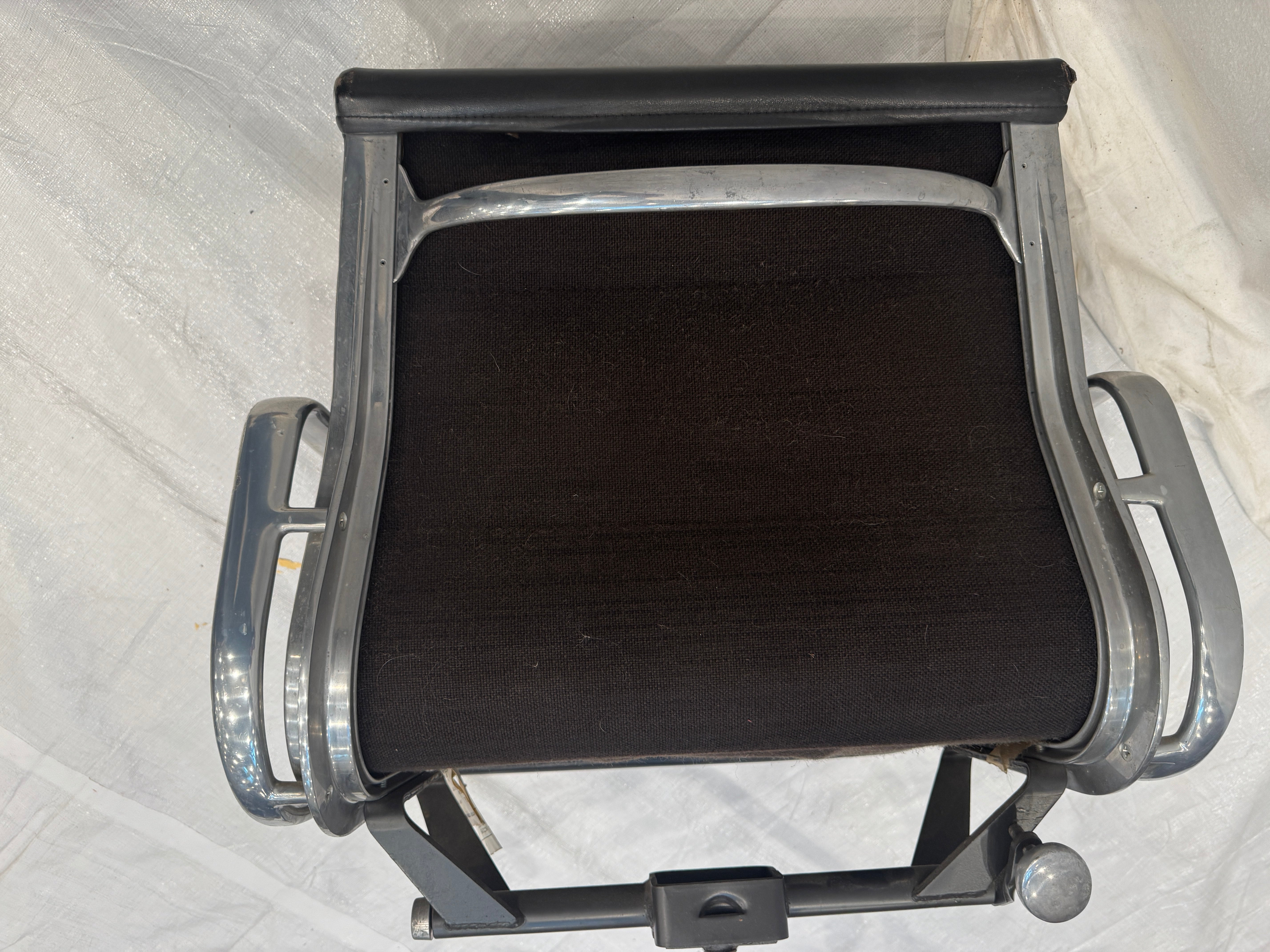 AF2-615: Original Herman Miller Aluminum Eames Soft Pad Group Management Executive Desk Chair Circa 1983