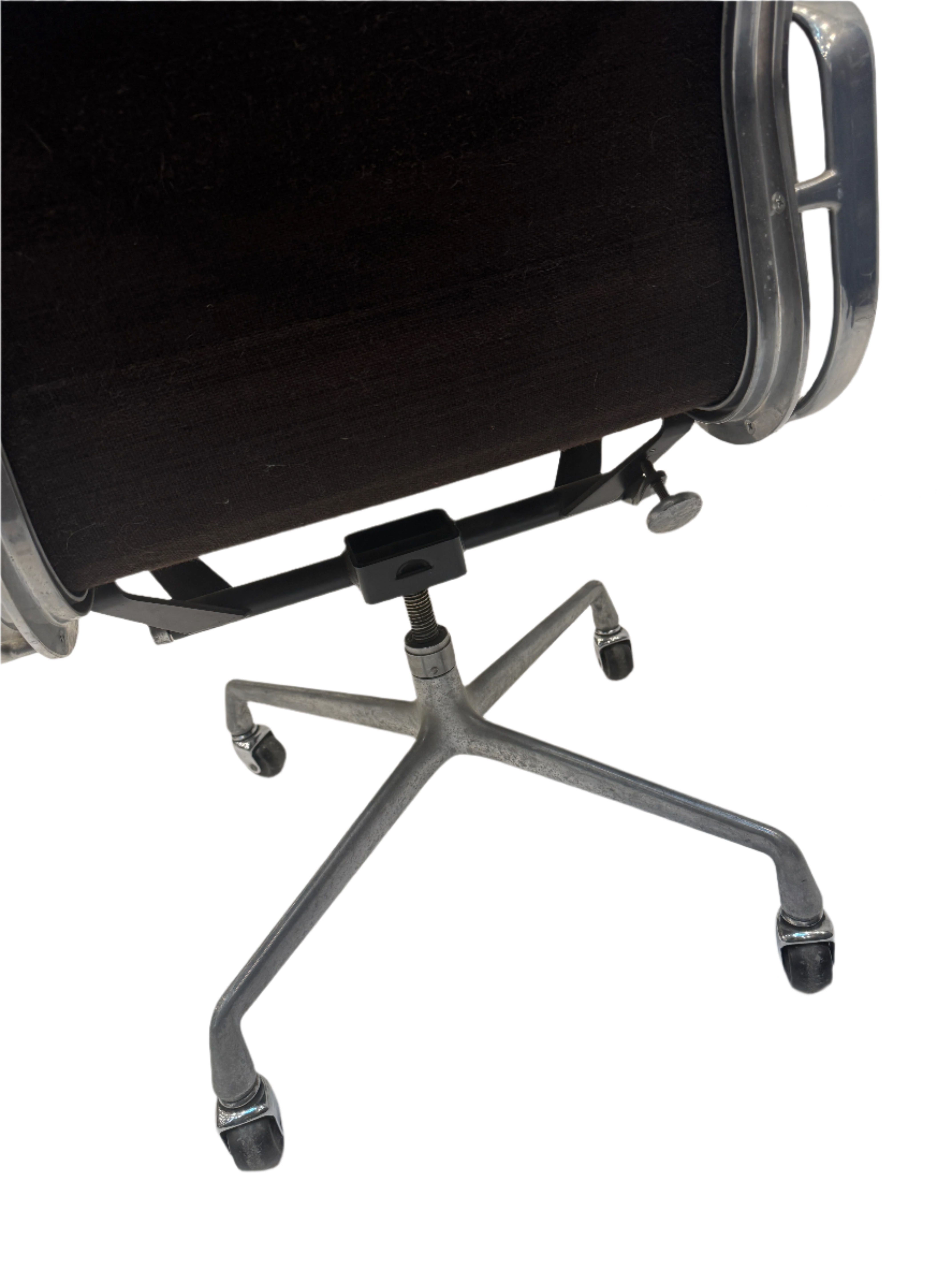 AF2-615: Original Herman Miller Aluminum Eames Soft Pad Group Management Executive Desk Chair Circa 1983