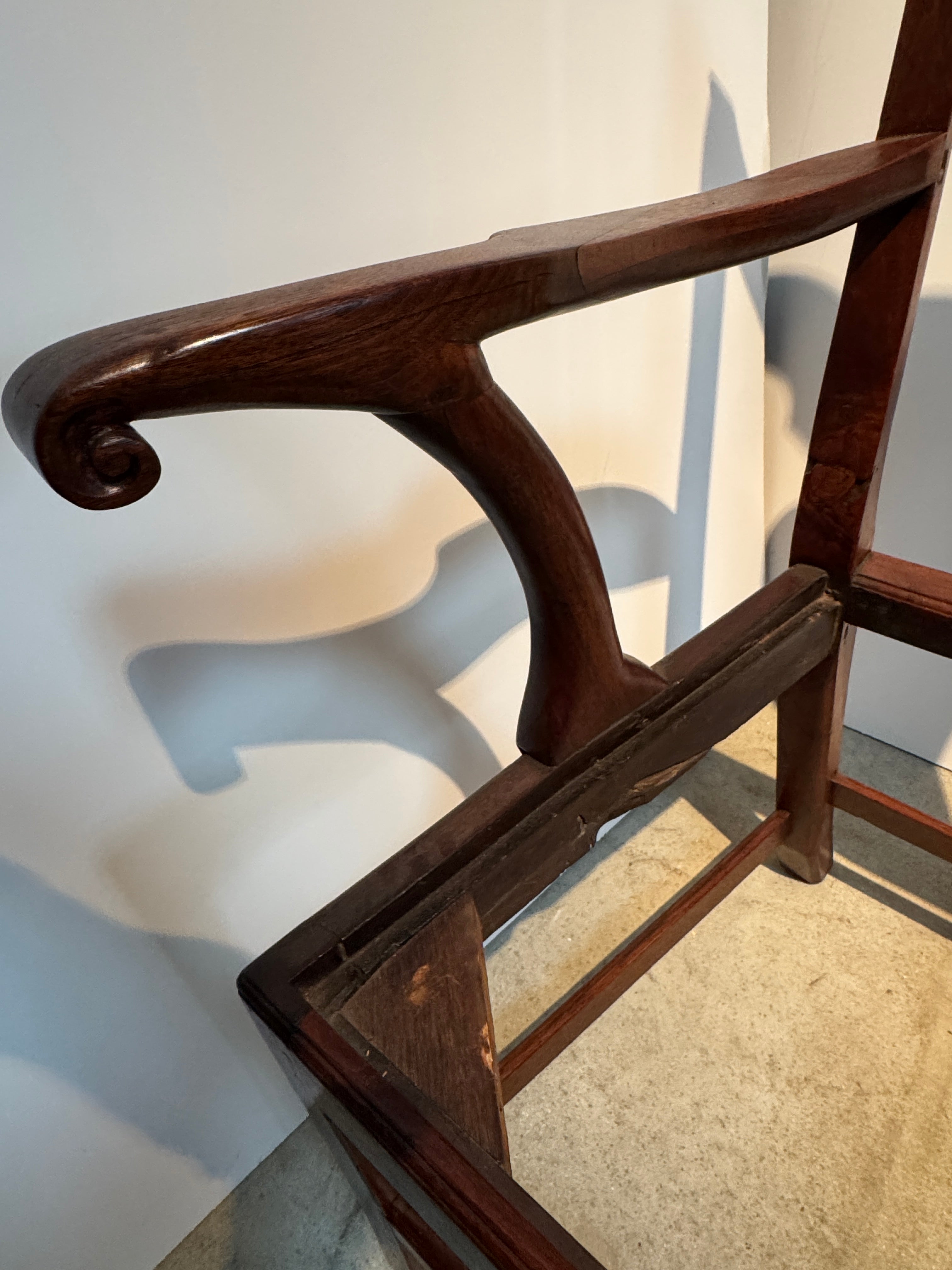 AF2-232: Antique Early 19th Century American Federal Walnut Chippendale Arm Chair