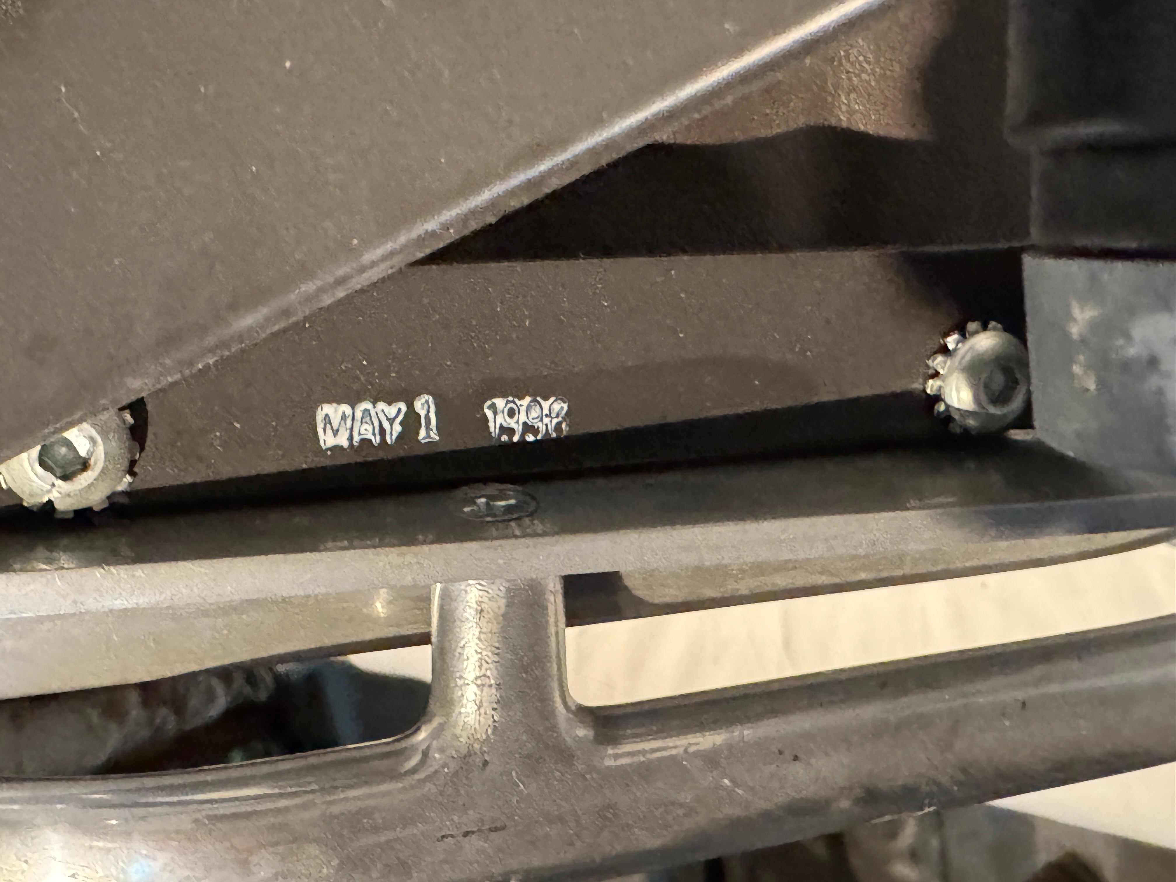 AF2-618: Vintage Eames Group Management Aluminum Executive Desk Chair Dark Brown Leather Five Star Base Circa 1996