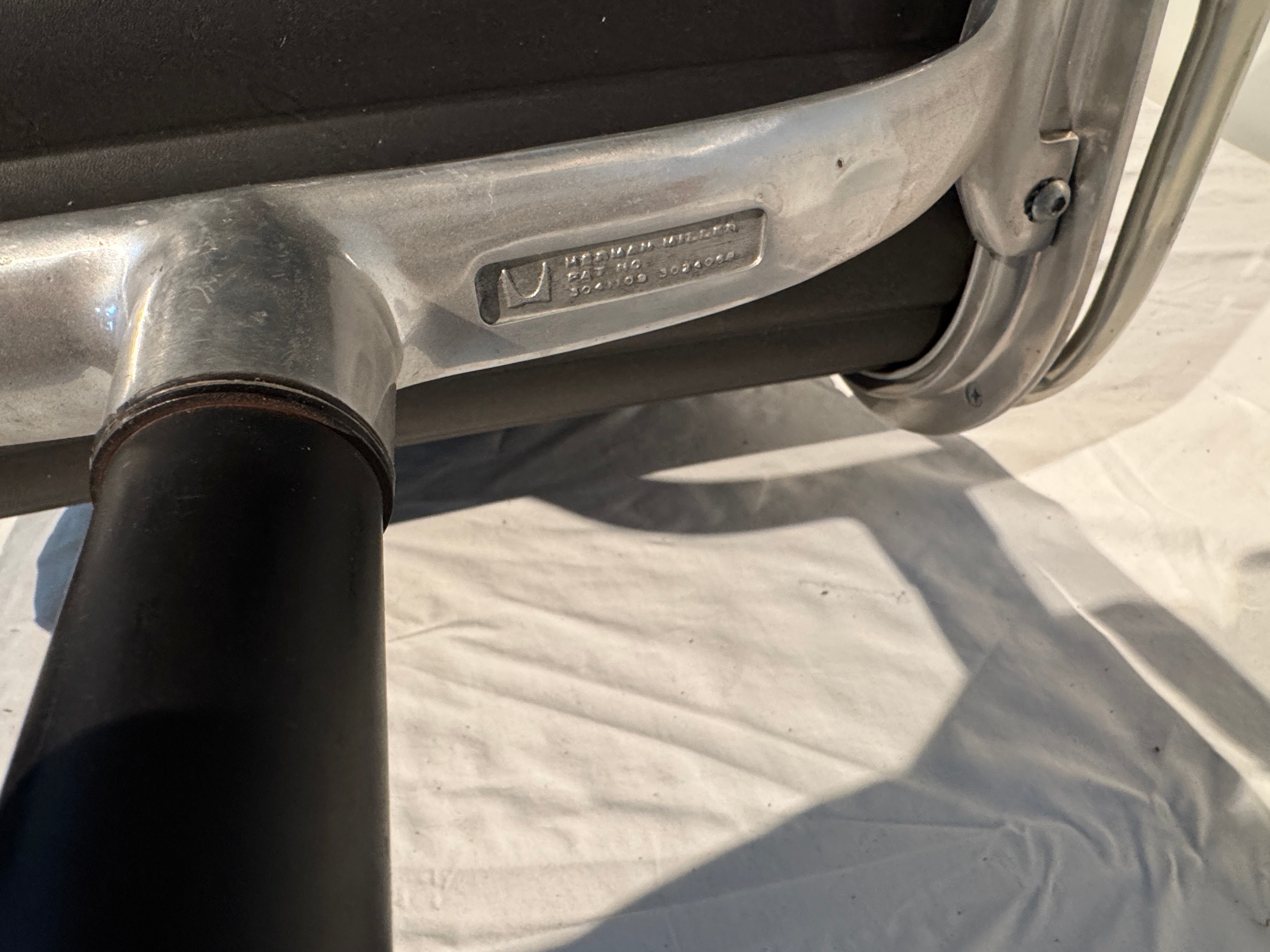 AF2-267: Vintage Eames Group Management Aluminum Executive Desk Chair Black Leather Four Star Base