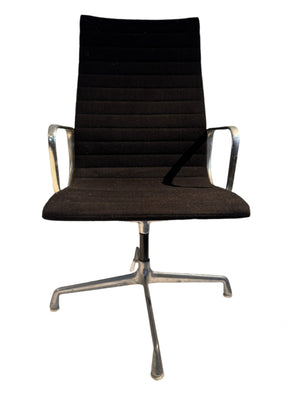AF2-621: Vintage Eames Group Management Aluminum Executive Desk Chair Black Fabric Four Star Base