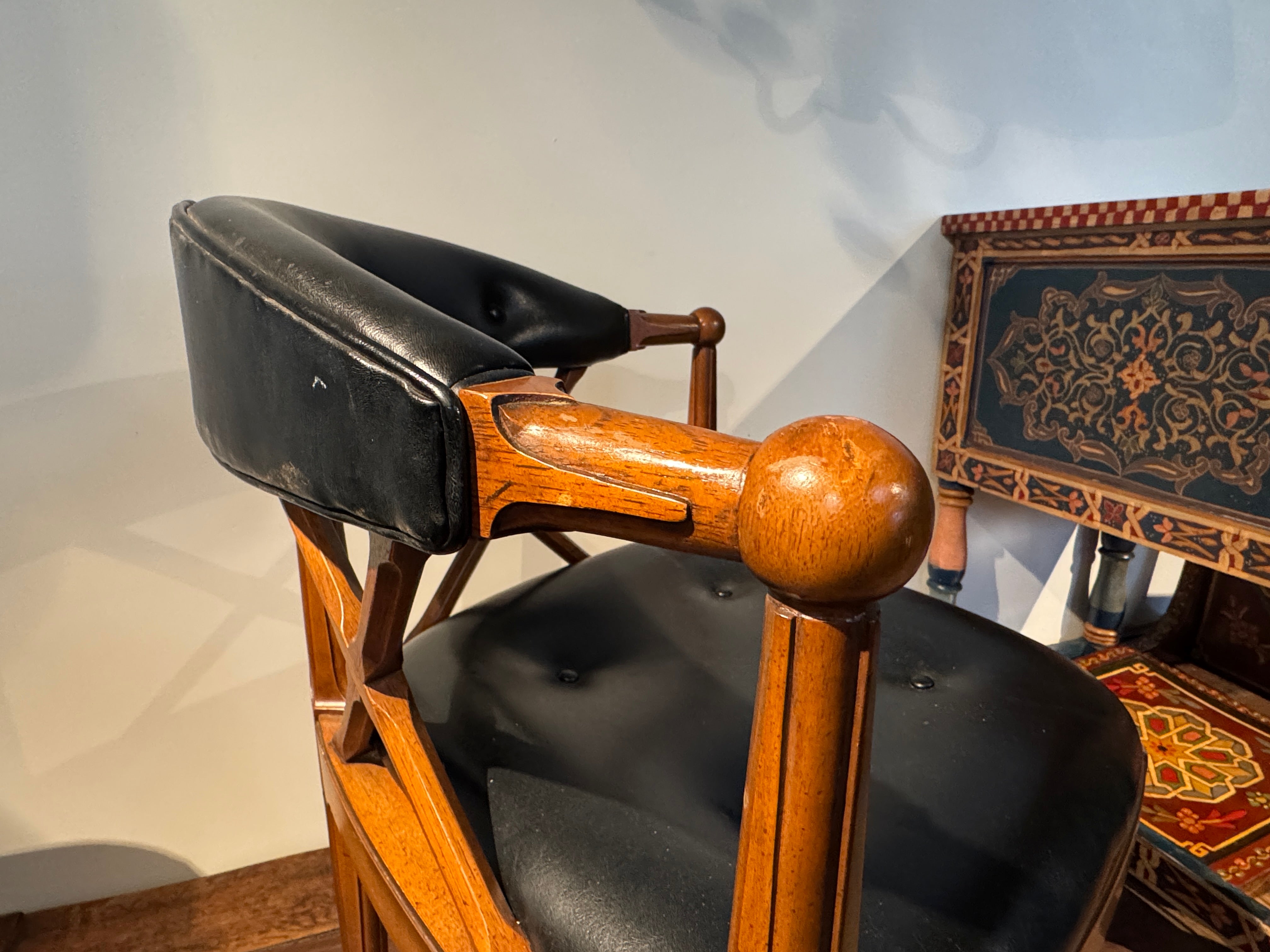 AF2-314: Vintage Set of 4 mid 20th Century Corner Arm Chairs